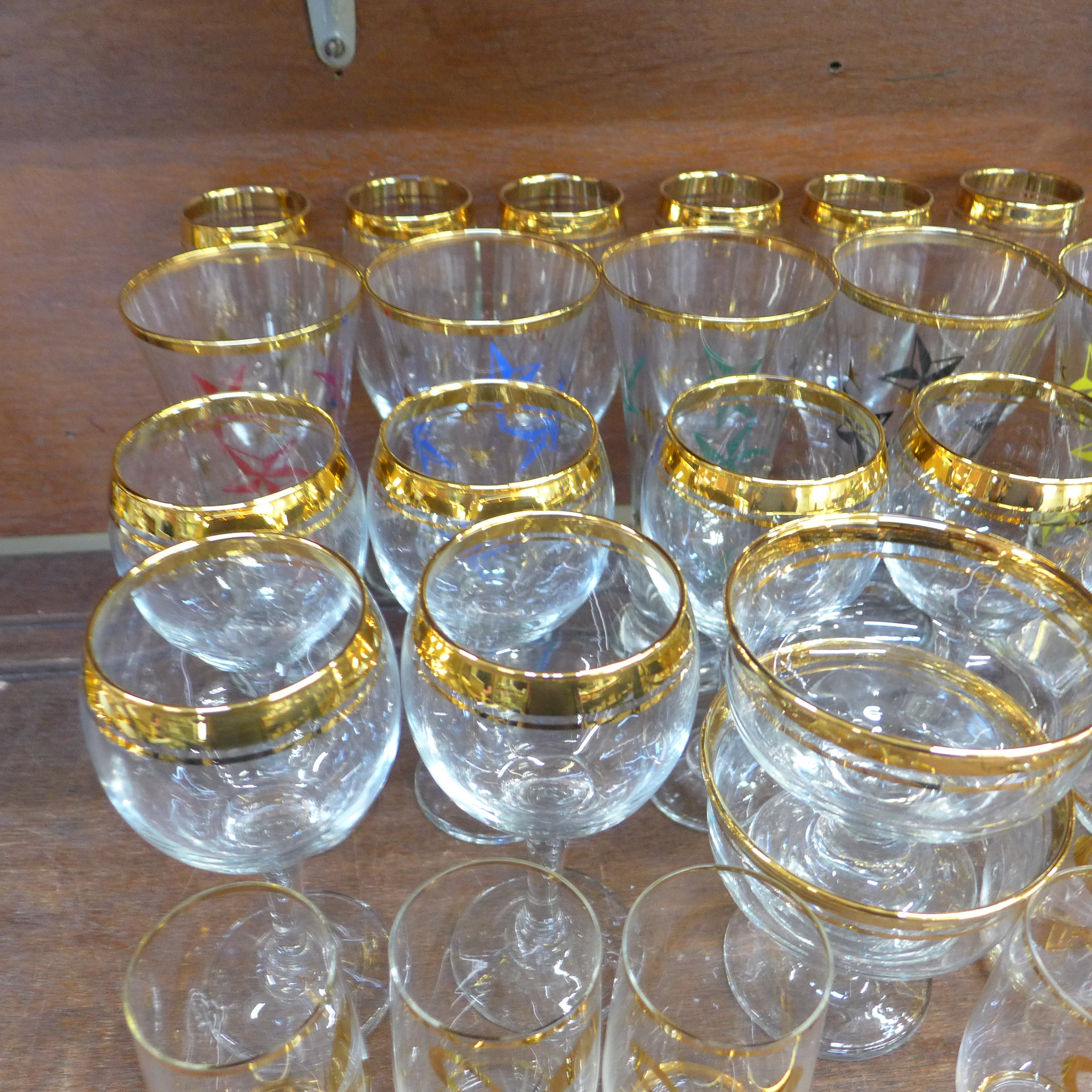 A gold rimmed decanter and gold rimmed glassware, six wines, champagne, other part sets, six beer - Bild 2 aus 3