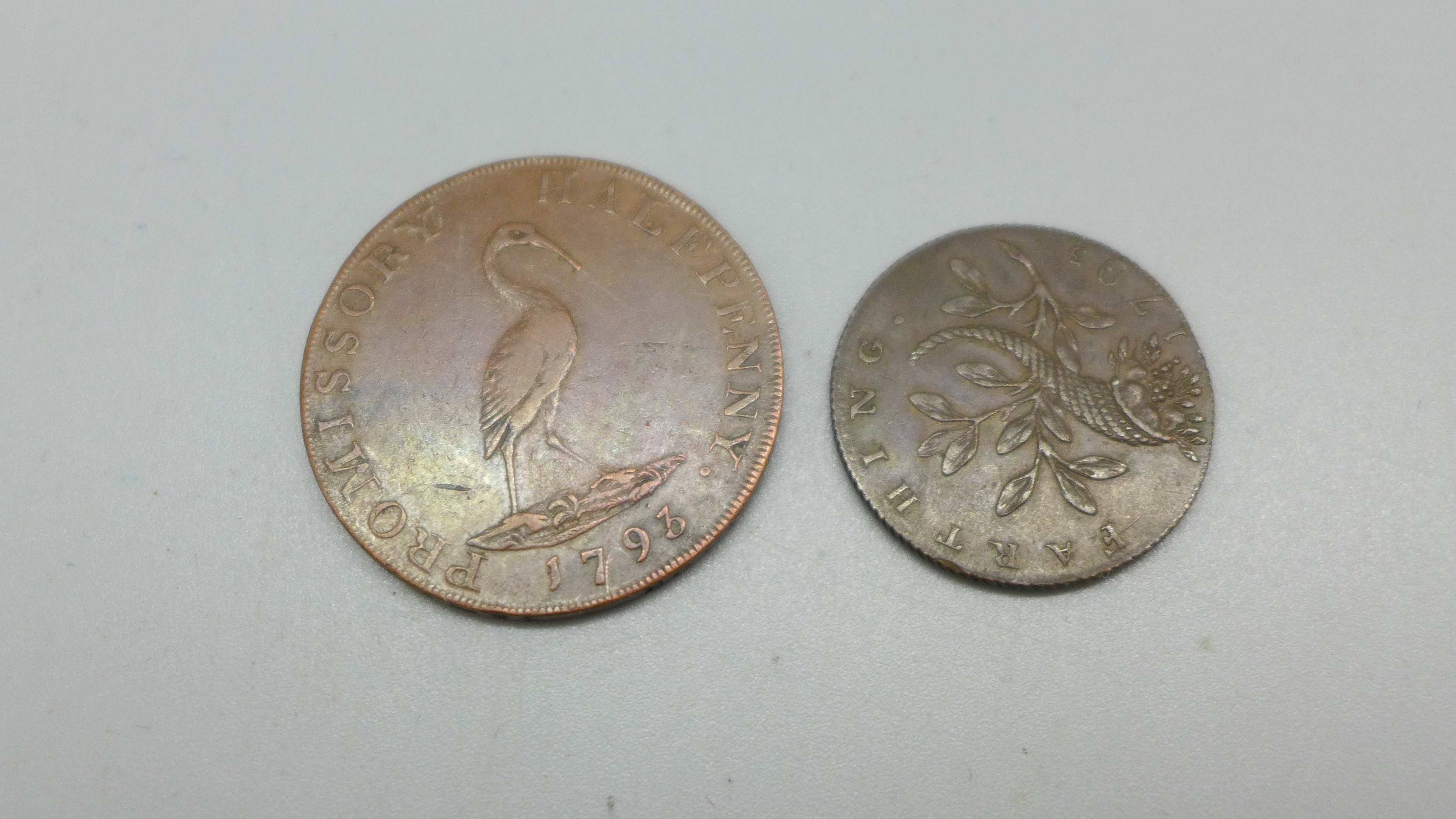 A 1793 Sir Isaac Newton farthing and a 1793 Petersfield half penny token - Bild 2 aus 2