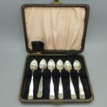 A cased set of six silver coffee spoons, Sheffield 1908, 45g