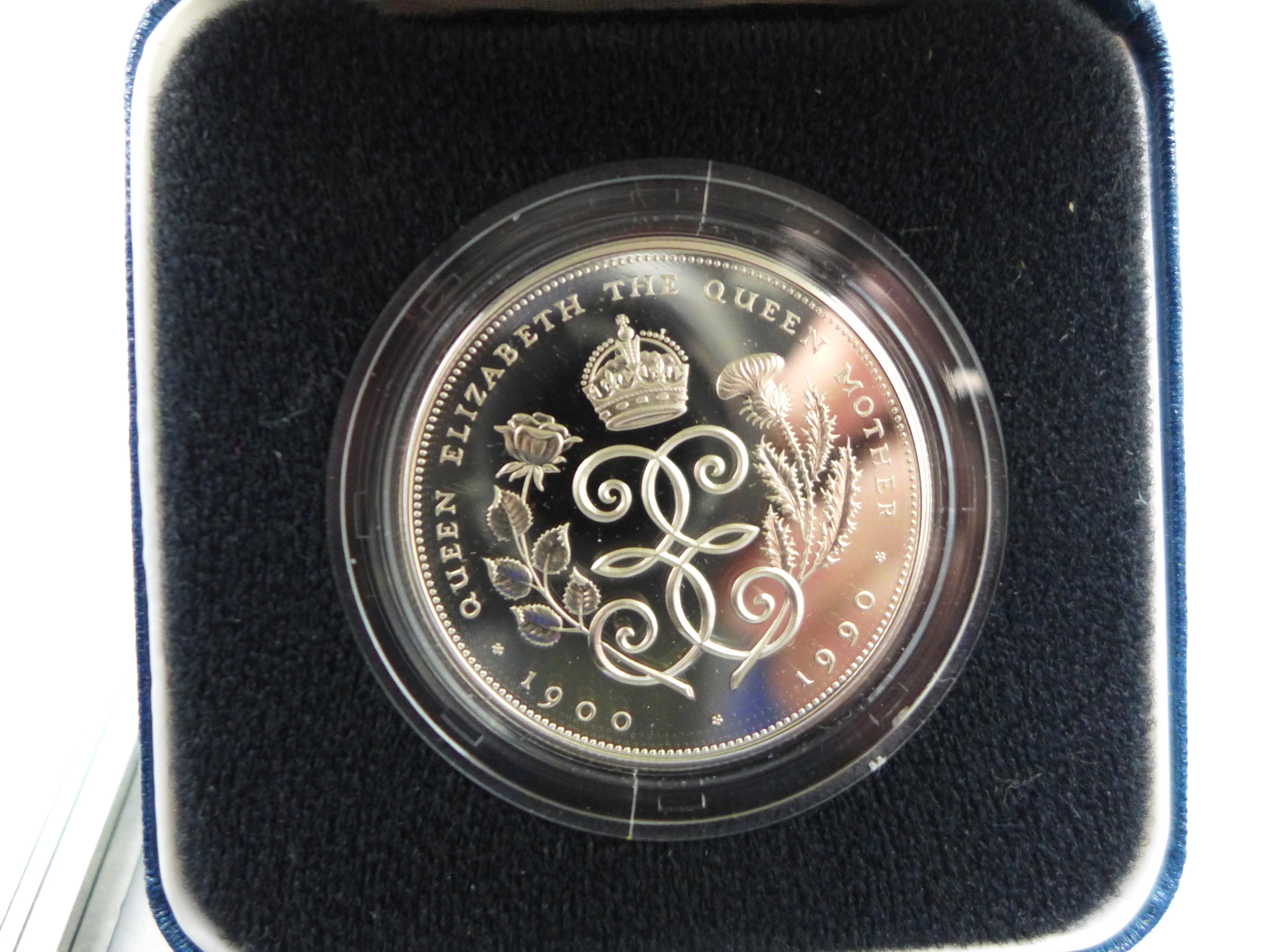 The Royal Mint, HM Queen Elizabeth The Queen Mother 90th Birthday Silver Proof Crown, 925 silver - Bild 2 aus 3