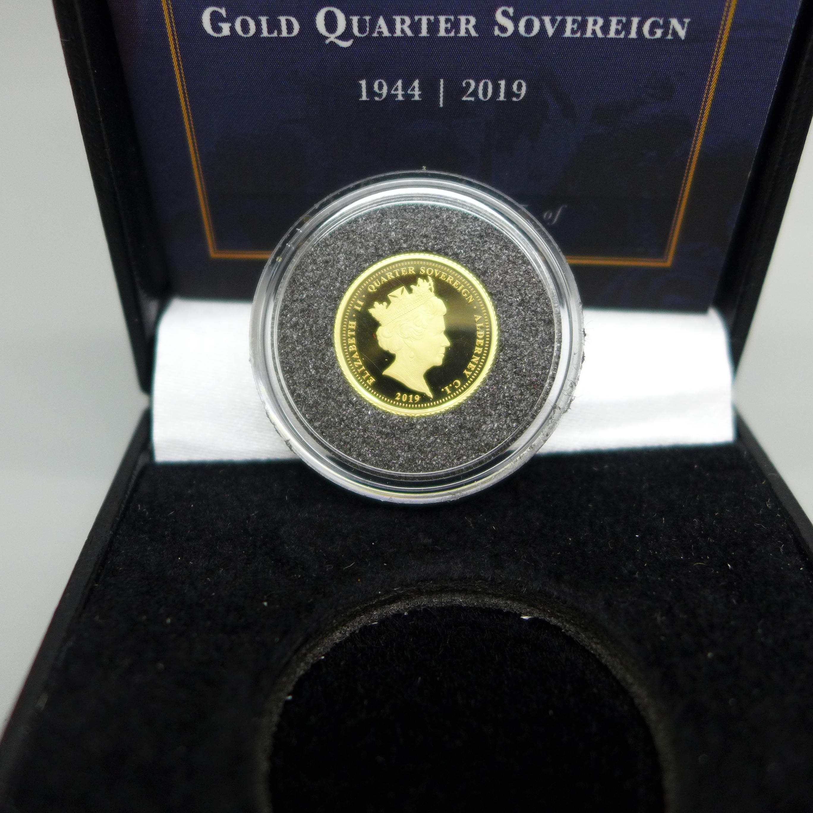A D-Day 75th Anniversary Gold Quarter Sovereign 1944/2019, 2g, 22ct gold, with certificate, boxed - Bild 3 aus 4