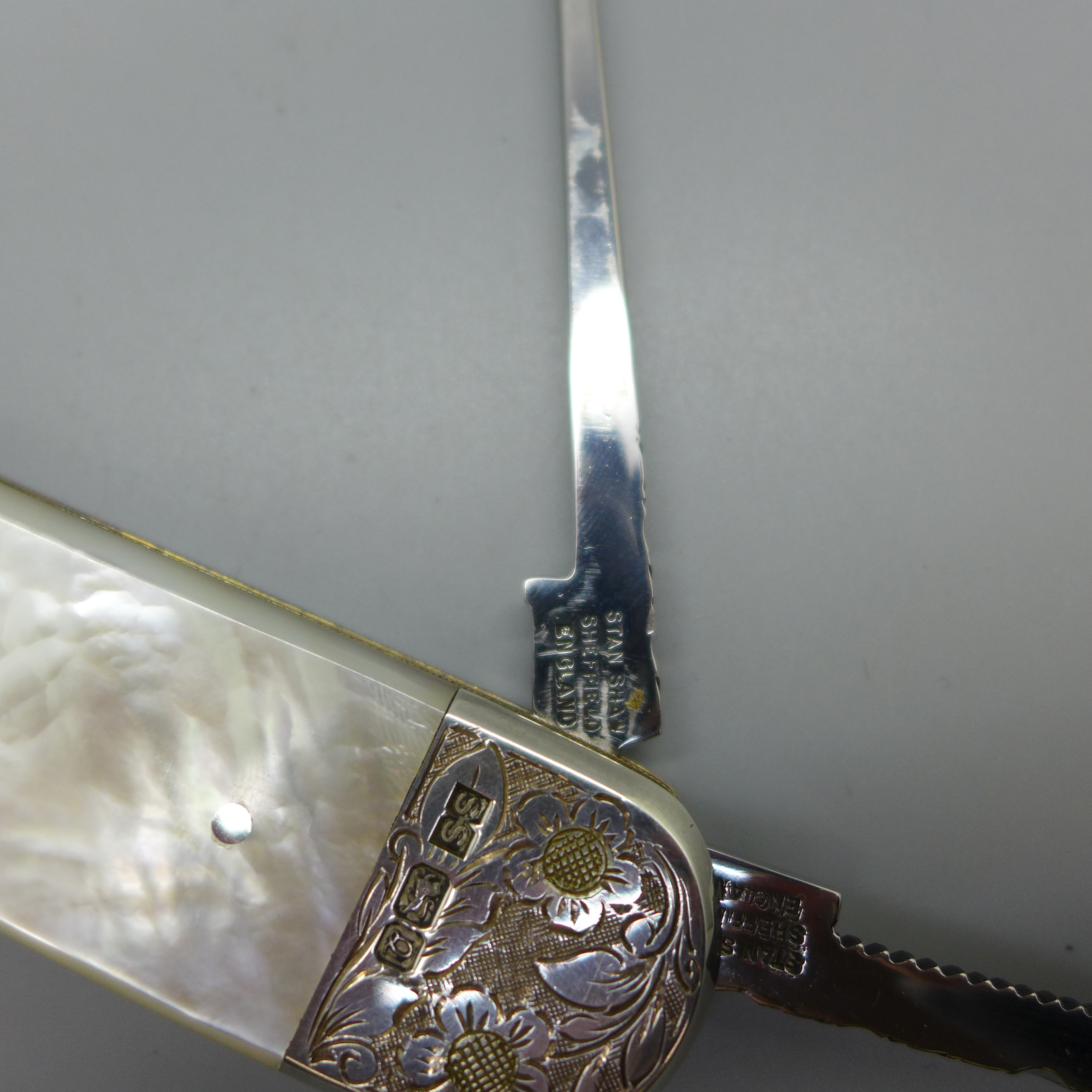 A Stan Shaw ceremonial silver mounted and mother of pearl 7" pocket knife, Sheffield 1990 - Image 7 of 12