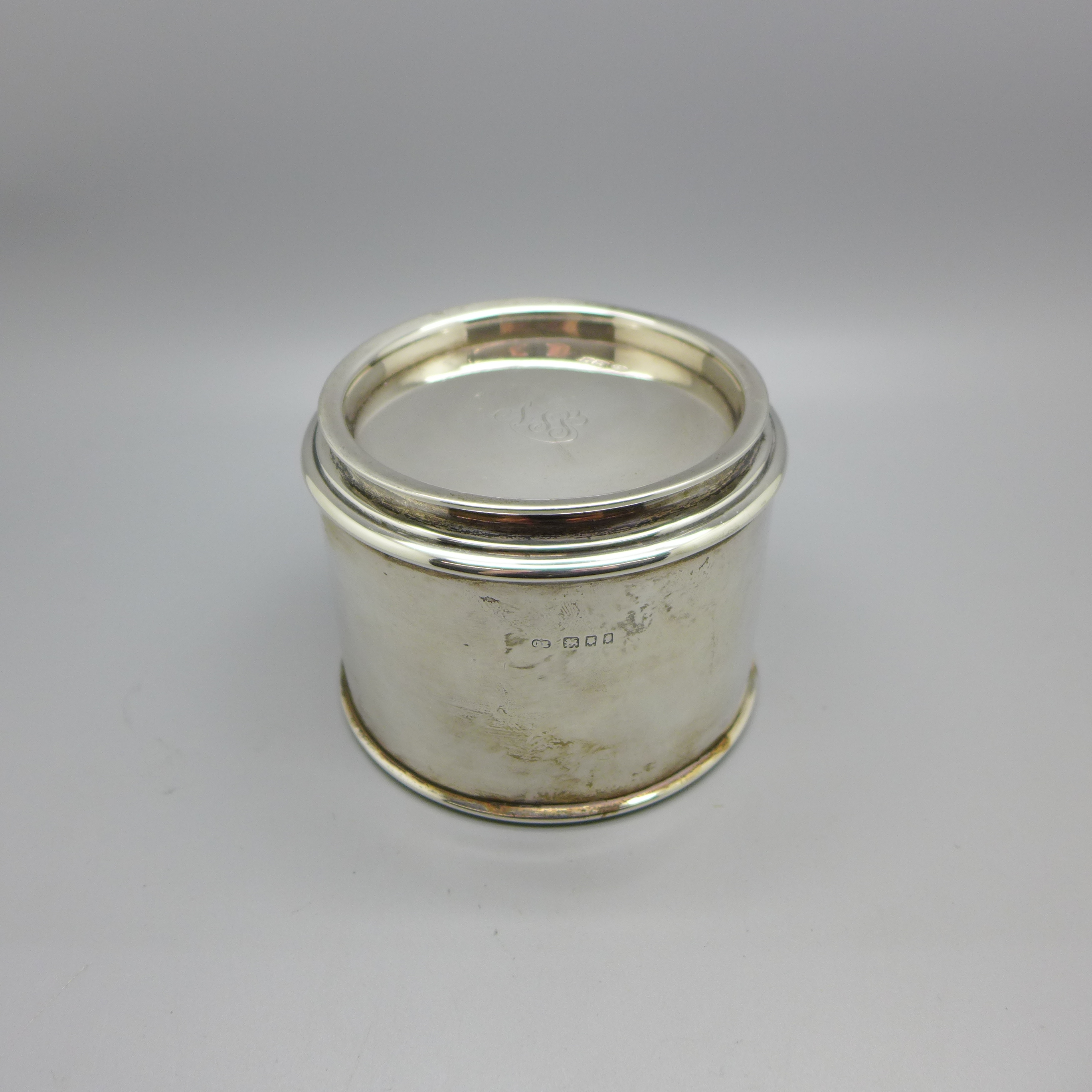 A silver pot with lid, London 1921, Charles Edwards, 174g, diameter 9cm