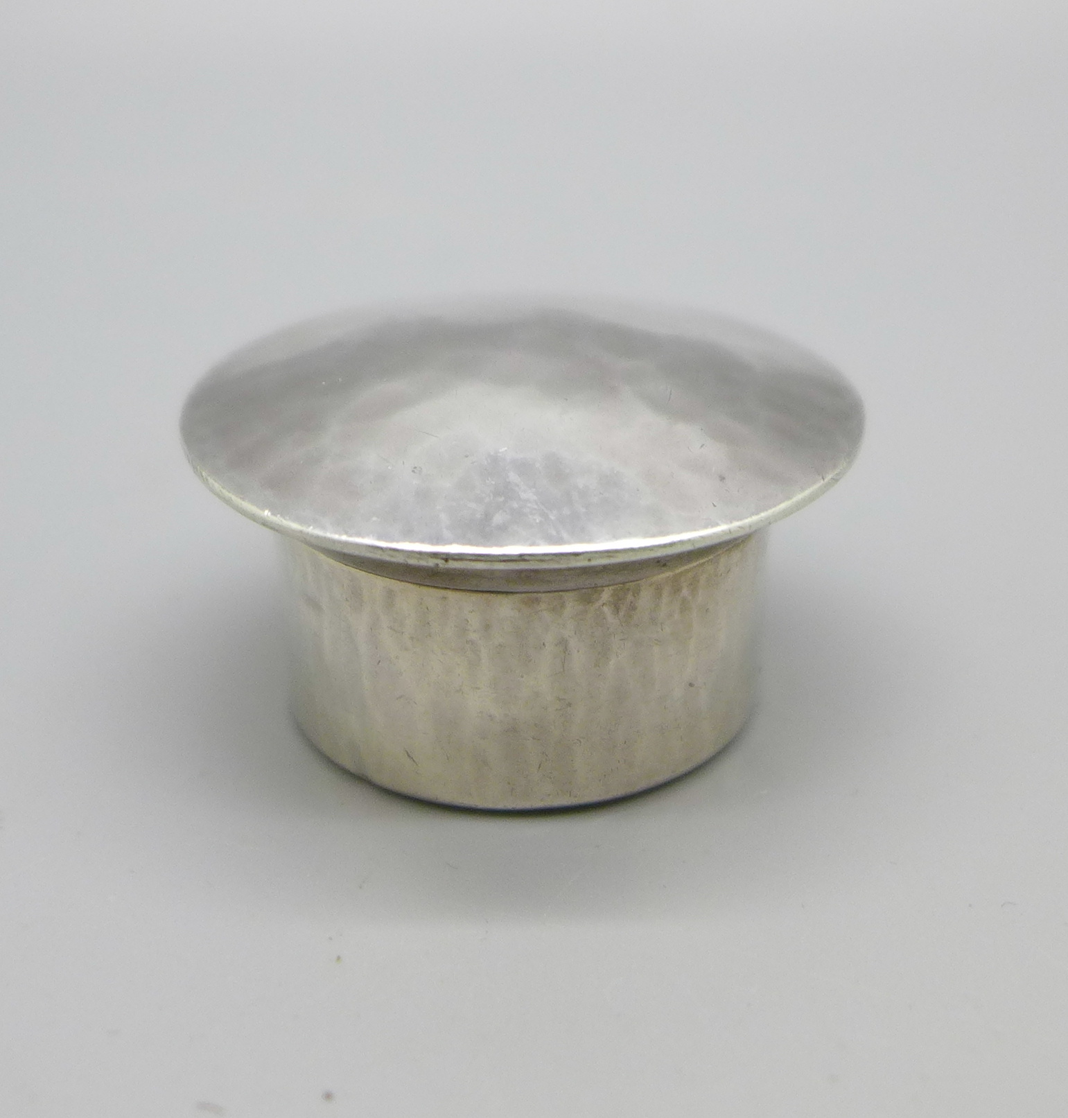 A hammered circular silver Liberty & Co. rouge pot, with screw top, Birmingham 1919, diameter of top