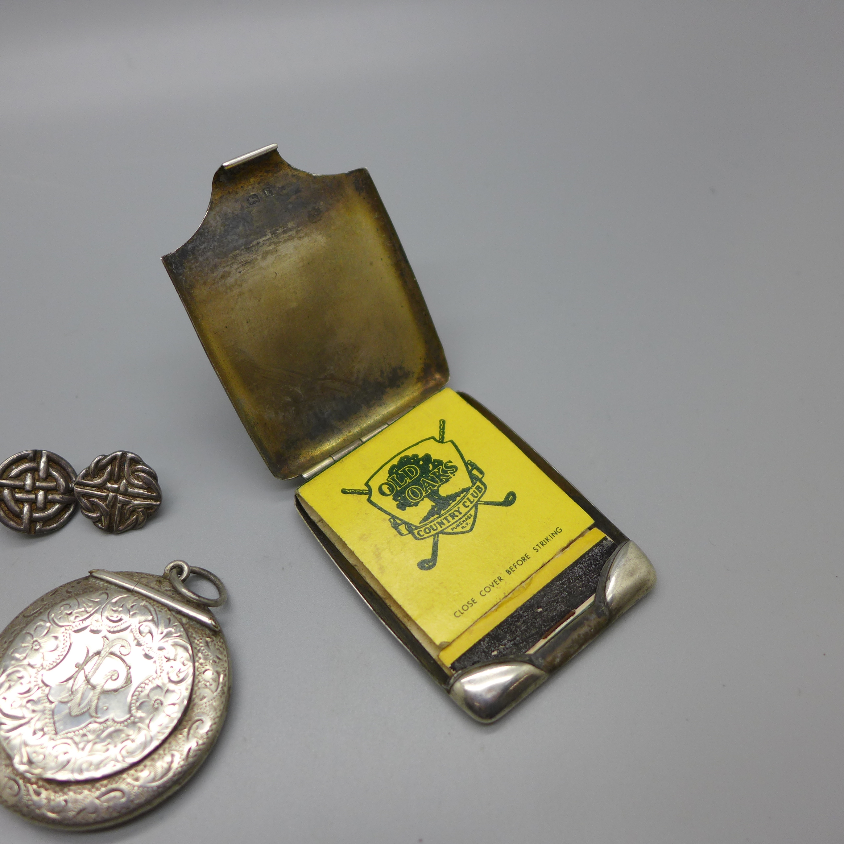 A silver compact, a/f, a silver matchbook holder, a/f, four hallmarked Scottish silver buttons and - Image 3 of 5