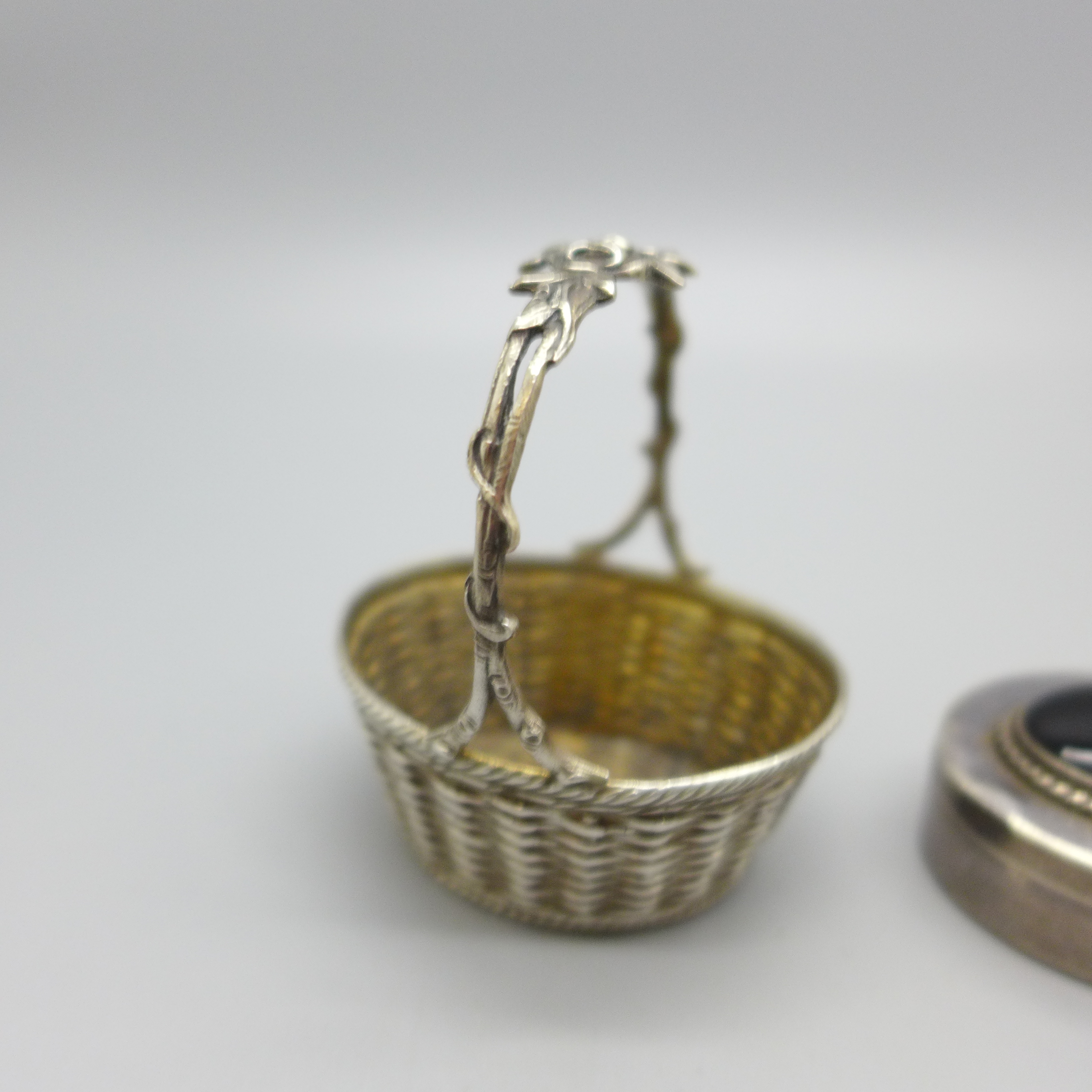 A 925 silver pill box, a/f dented, and a continental 800 silver basket, 41g - Image 3 of 4