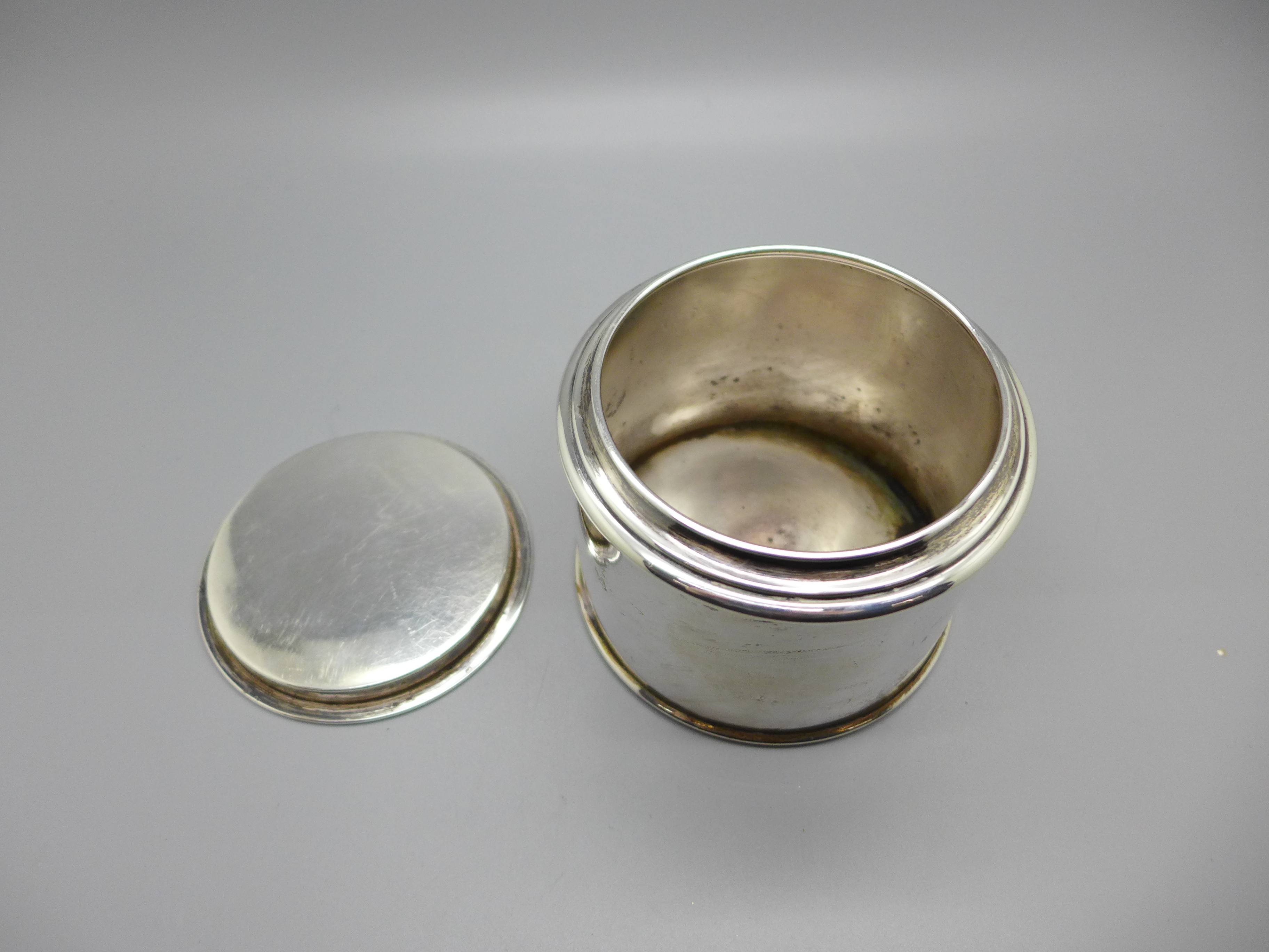 A silver pot with lid, London 1921, Charles Edwards, 174g, diameter 9cm - Image 5 of 6