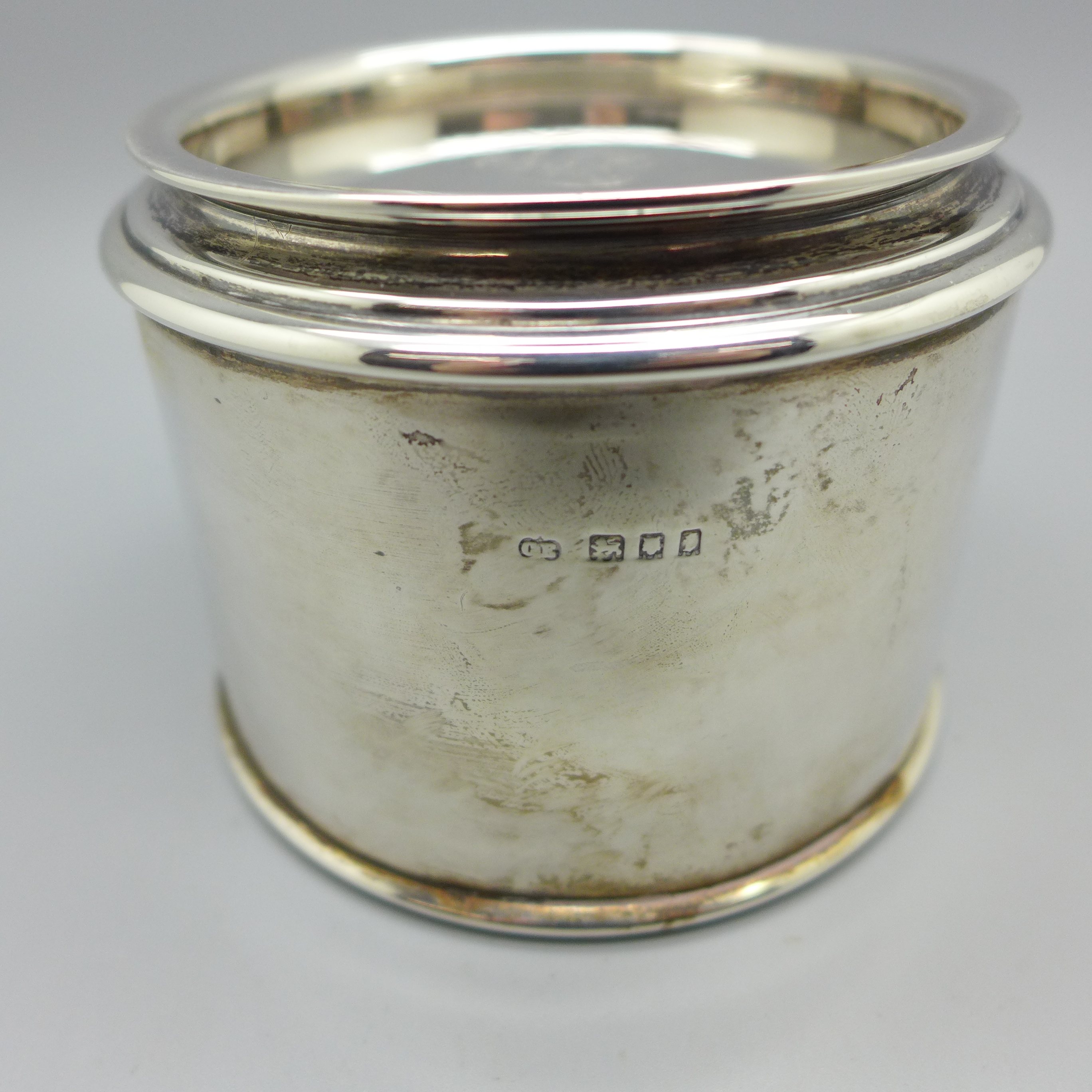 A silver pot with lid, London 1921, Charles Edwards, 174g, diameter 9cm - Image 3 of 6