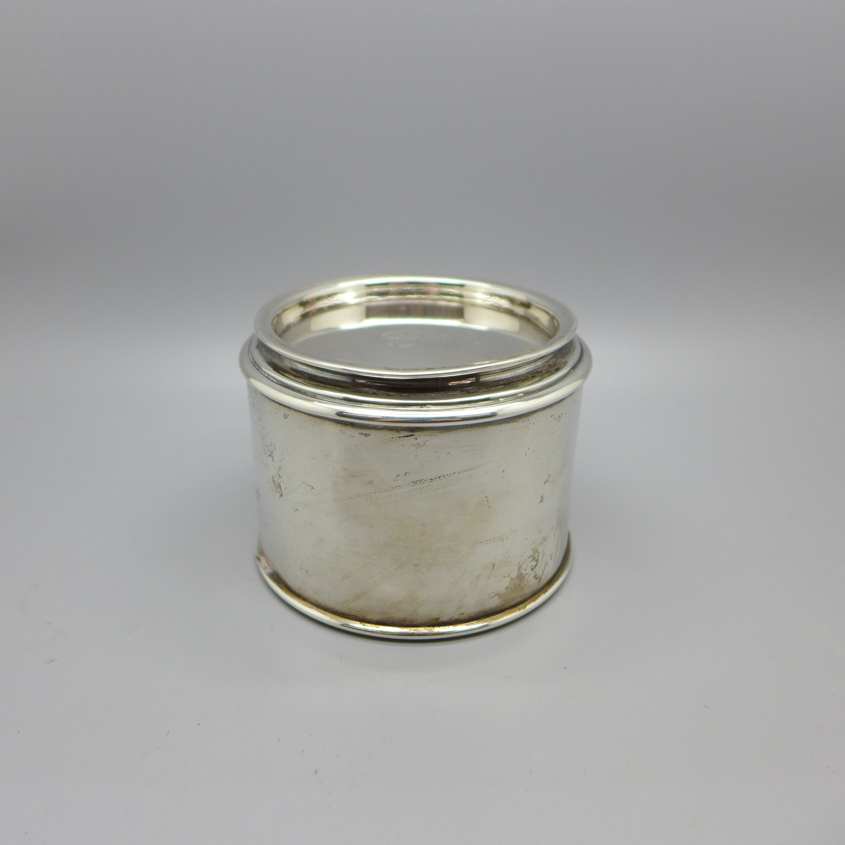 A silver pot with lid, London 1921, Charles Edwards, 174g, diameter 9cm - Image 4 of 6