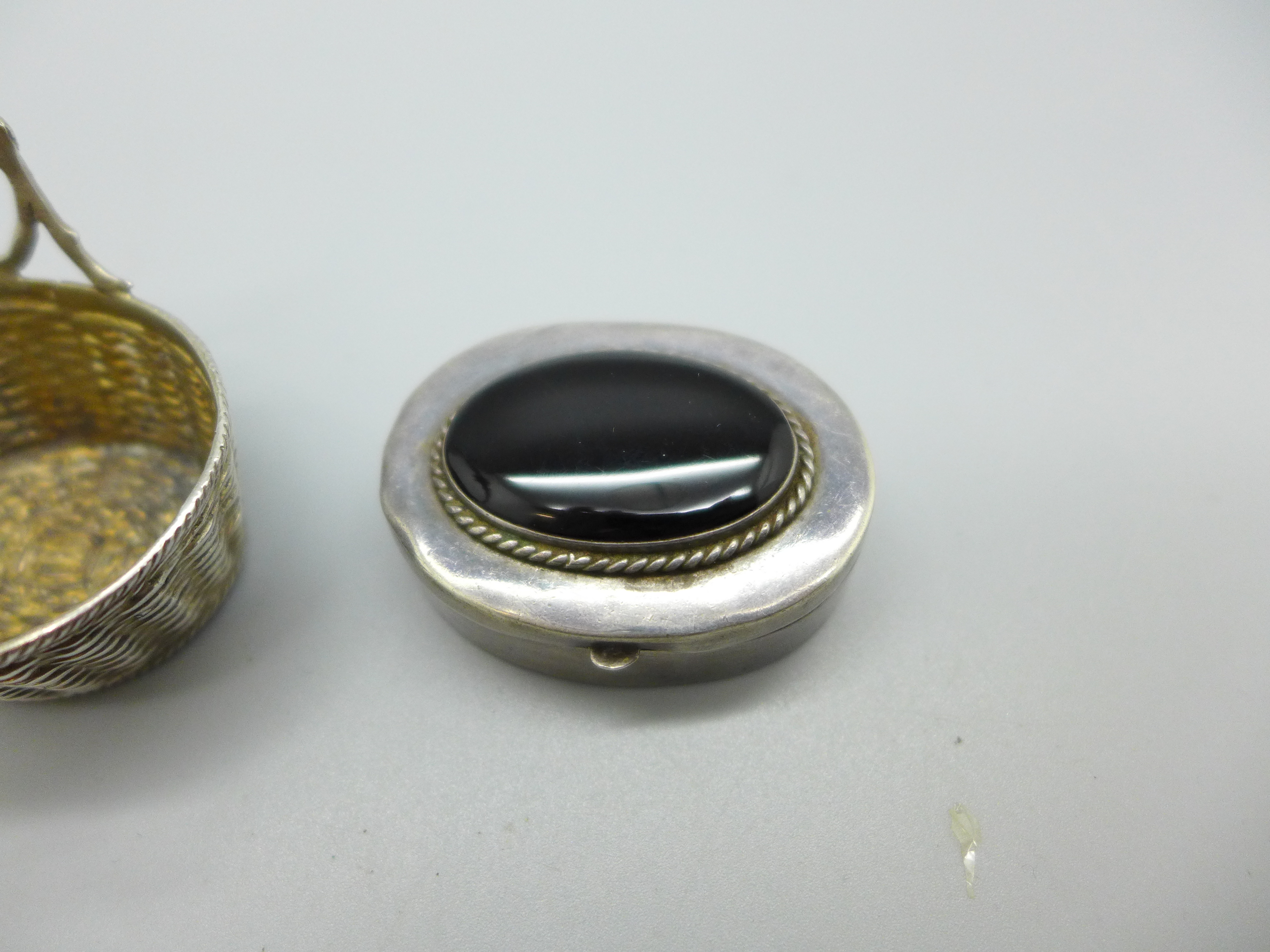 A 925 silver pill box, a/f dented, and a continental 800 silver basket, 41g - Image 2 of 4