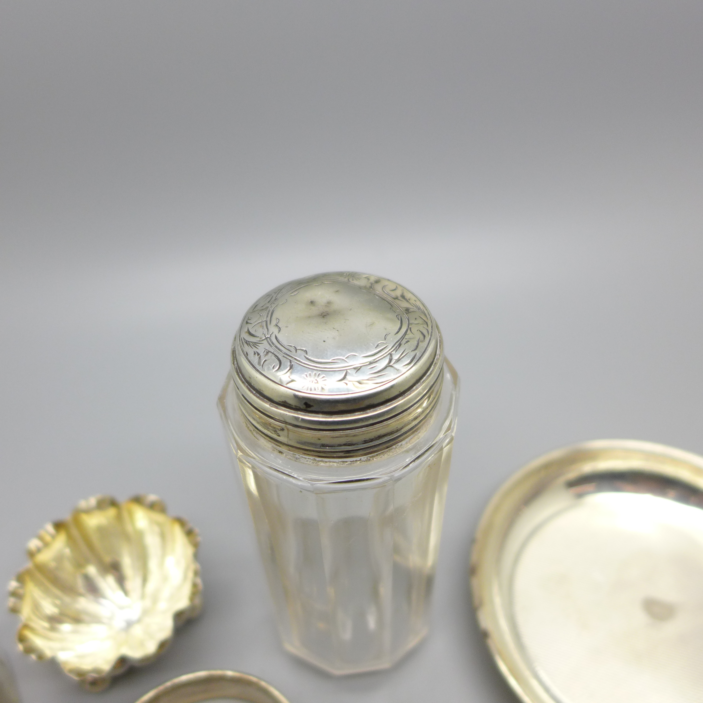 Two silver napkin rings, a Victorian silver salt, a silver dish and a silver topped glass jar, 85g - Image 2 of 4