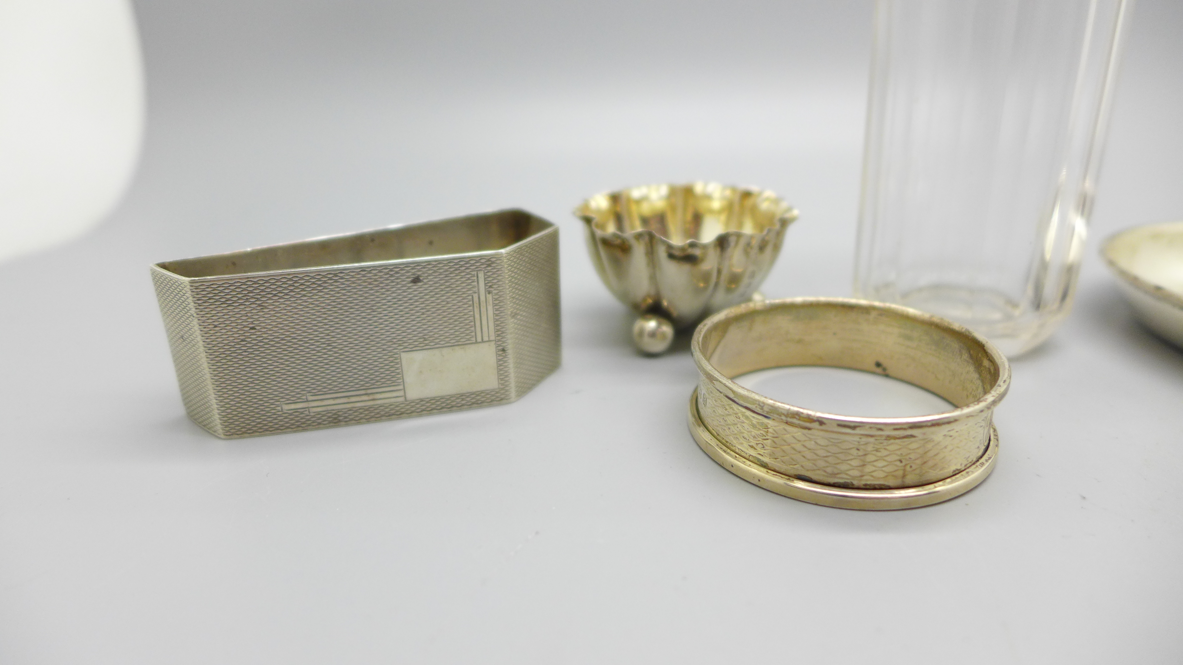 Two silver napkin rings, a Victorian silver salt, a silver dish and a silver topped glass jar, 85g - Image 3 of 4