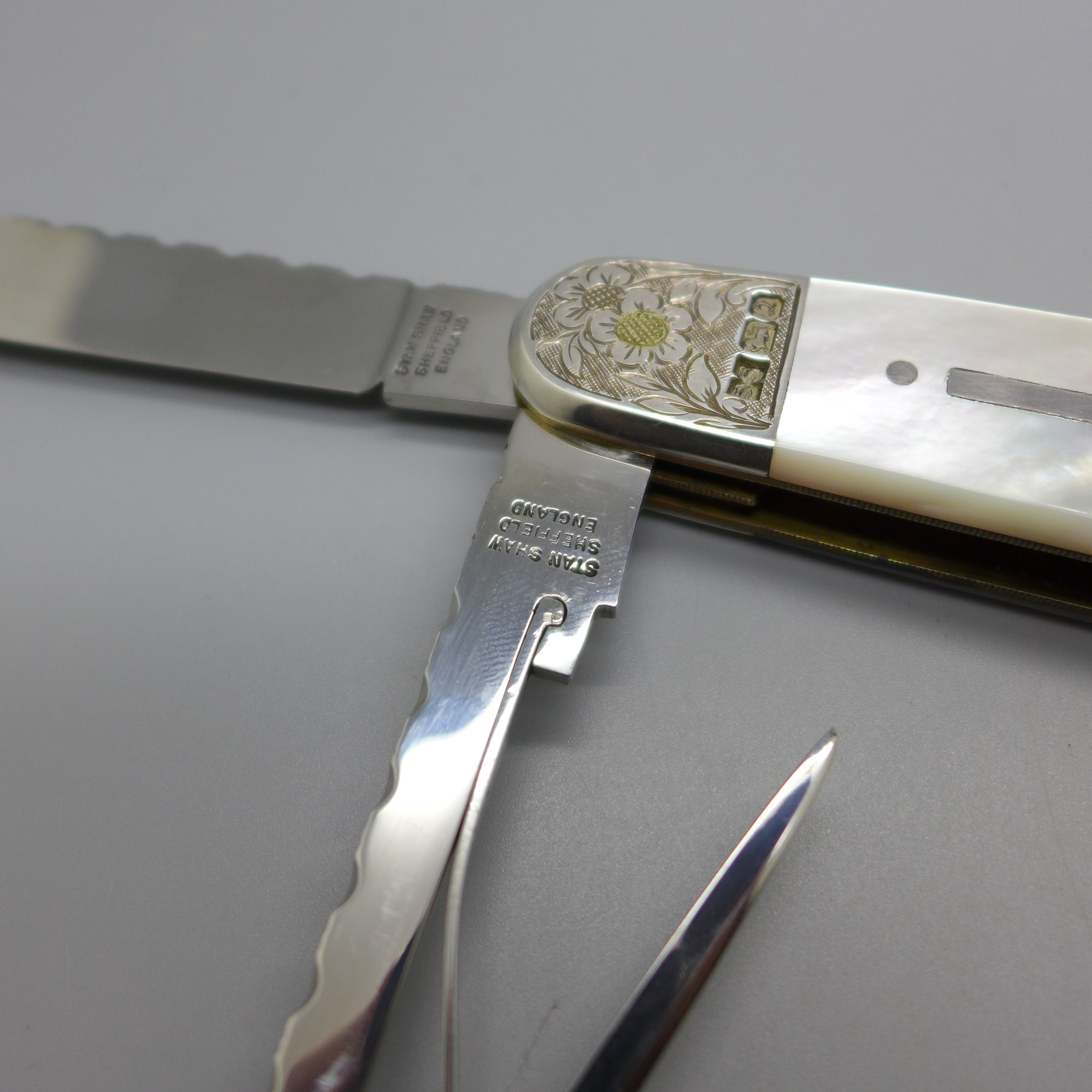 A Stan Shaw ceremonial silver mounted and mother of pearl 7" pocket knife, Sheffield 1990 - Image 8 of 12