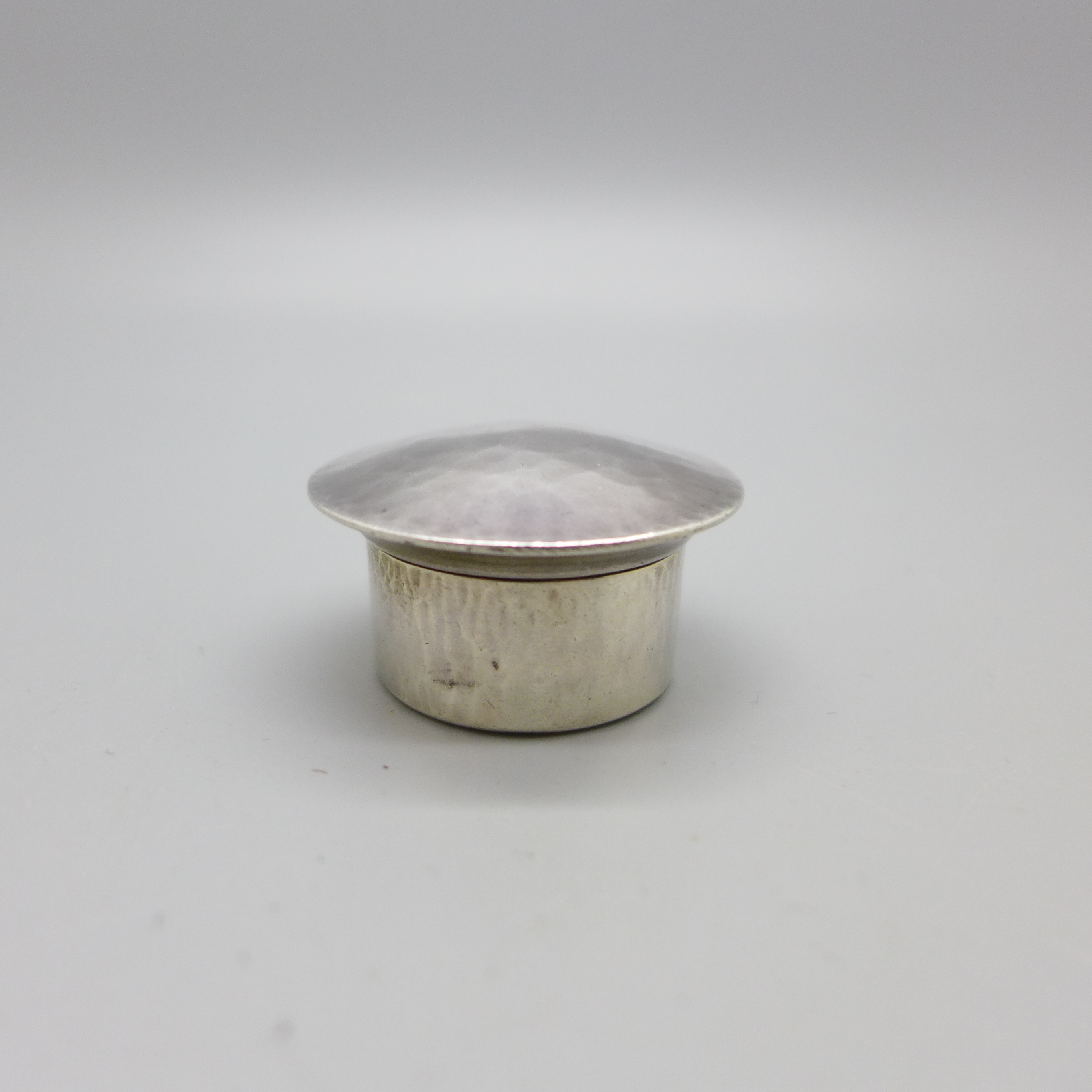 A hammered circular silver Liberty & Co. rouge pot, with screw top, Birmingham 1919, diameter of top - Image 2 of 4