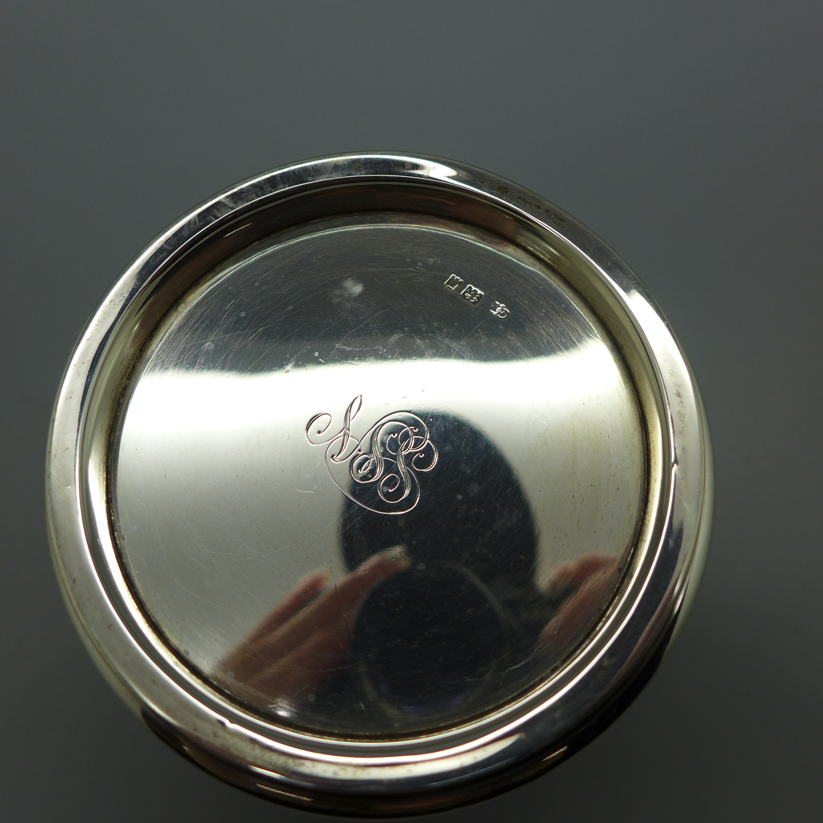 A silver pot with lid, London 1921, Charles Edwards, 174g, diameter 9cm - Image 2 of 6