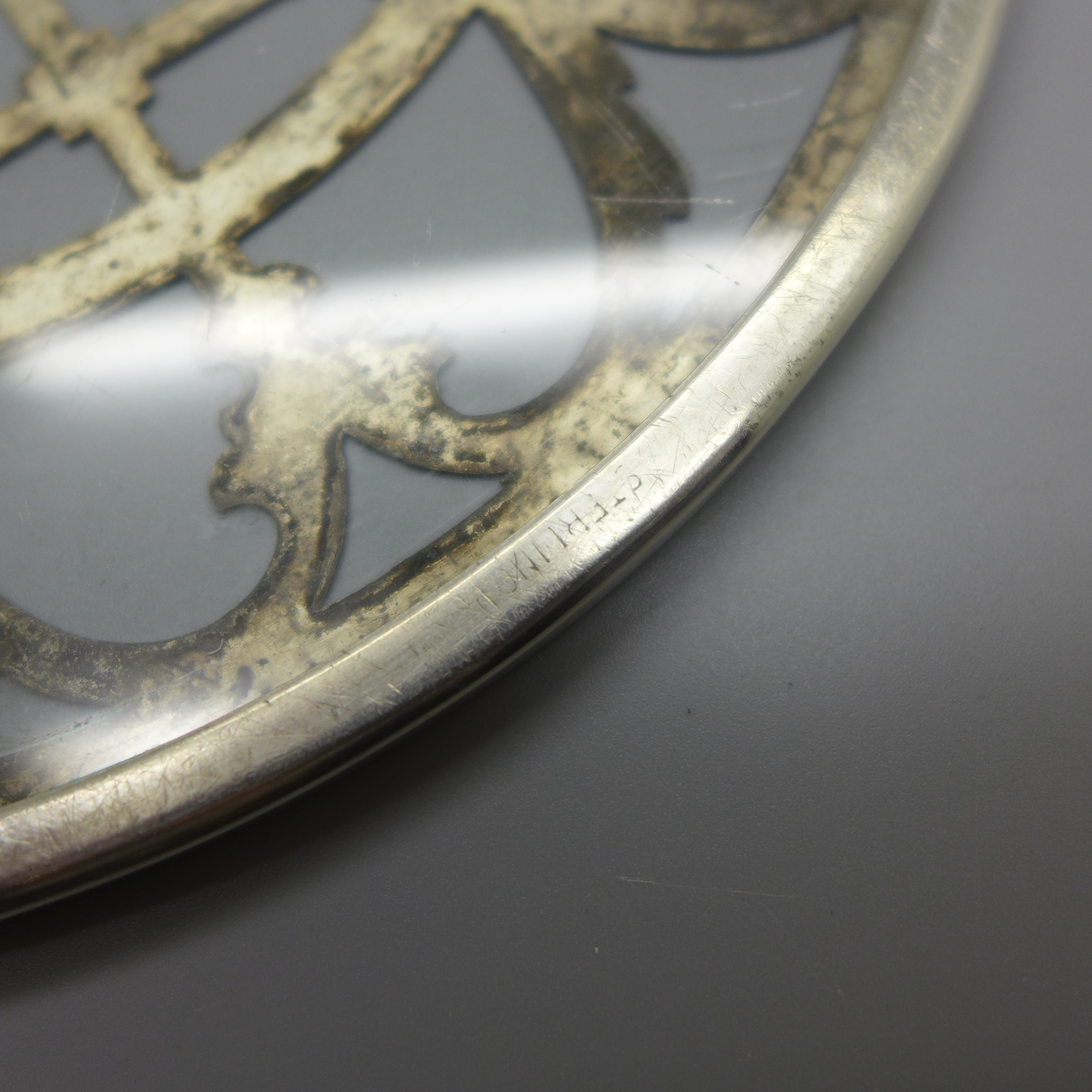 A sterling silver and glass trivet/stand, diameter 175mm - Image 3 of 3