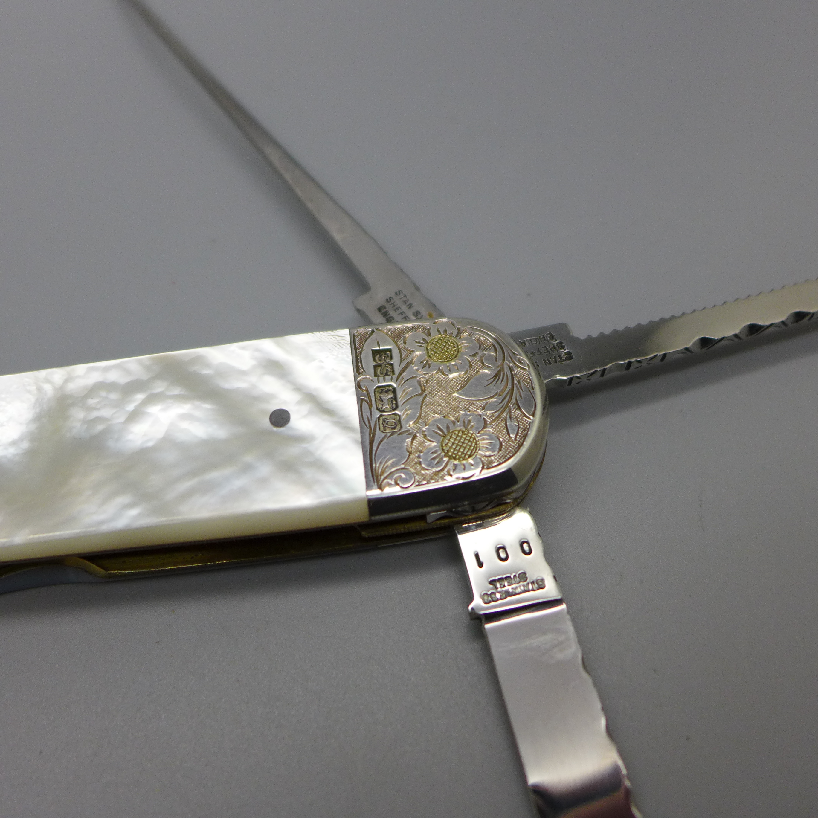 A Stan Shaw ceremonial silver mounted and mother of pearl 7" pocket knife, Sheffield 1990 - Image 4 of 12