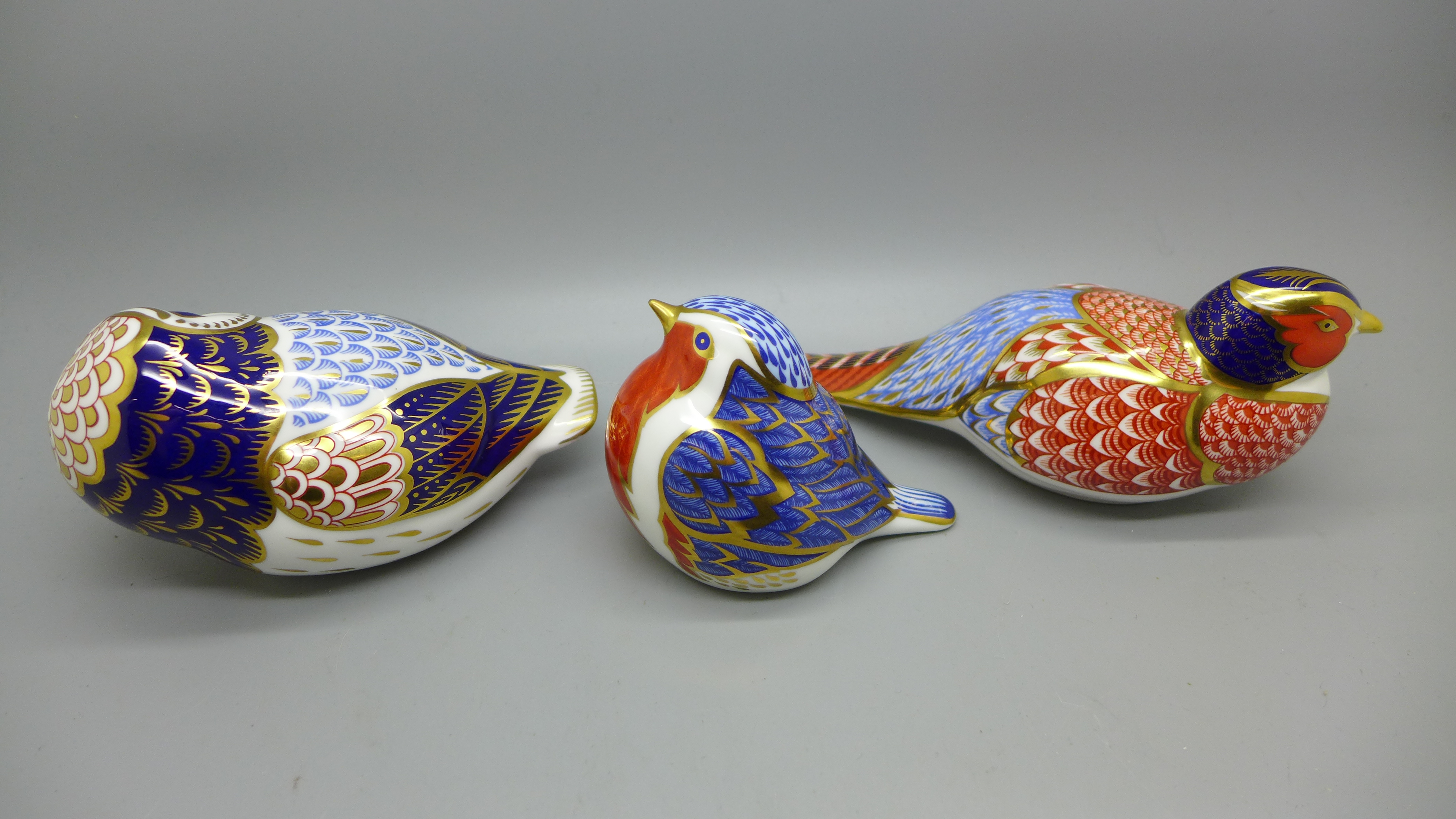 Three Royal Crown Derby paperweights, two birds and an owl, two with silver stoppers - Bild 3 aus 4