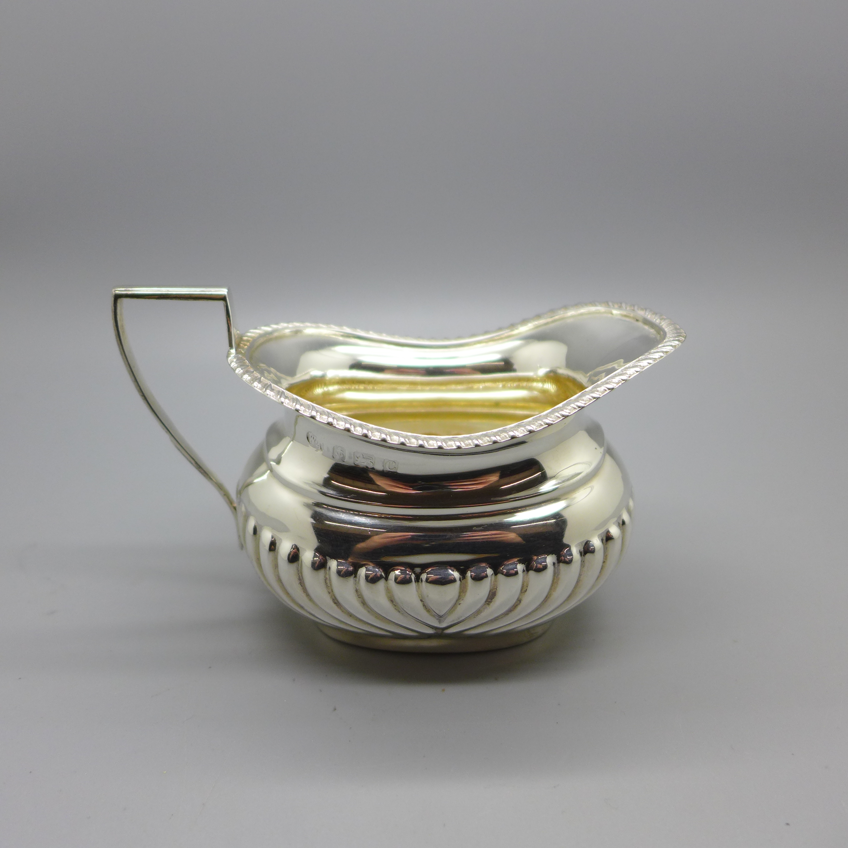 A silver jug, Birmingham 1902, 82g