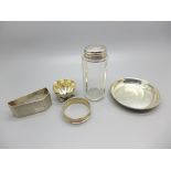 Two silver napkin rings, a Victorian silver salt, a silver dish and a silver topped glass jar, 85g