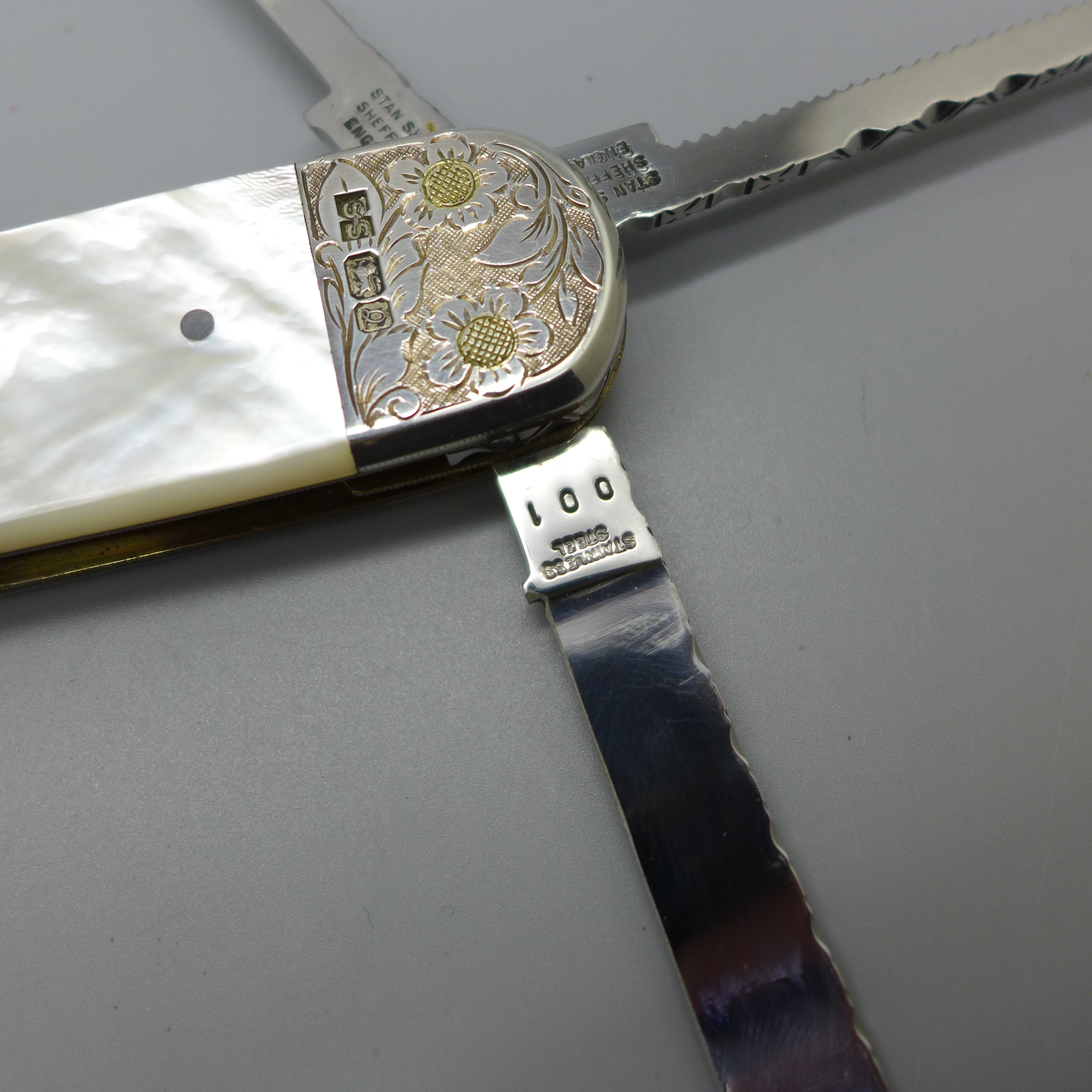 A Stan Shaw ceremonial silver mounted and mother of pearl 7" pocket knife, Sheffield 1990 - Image 5 of 12