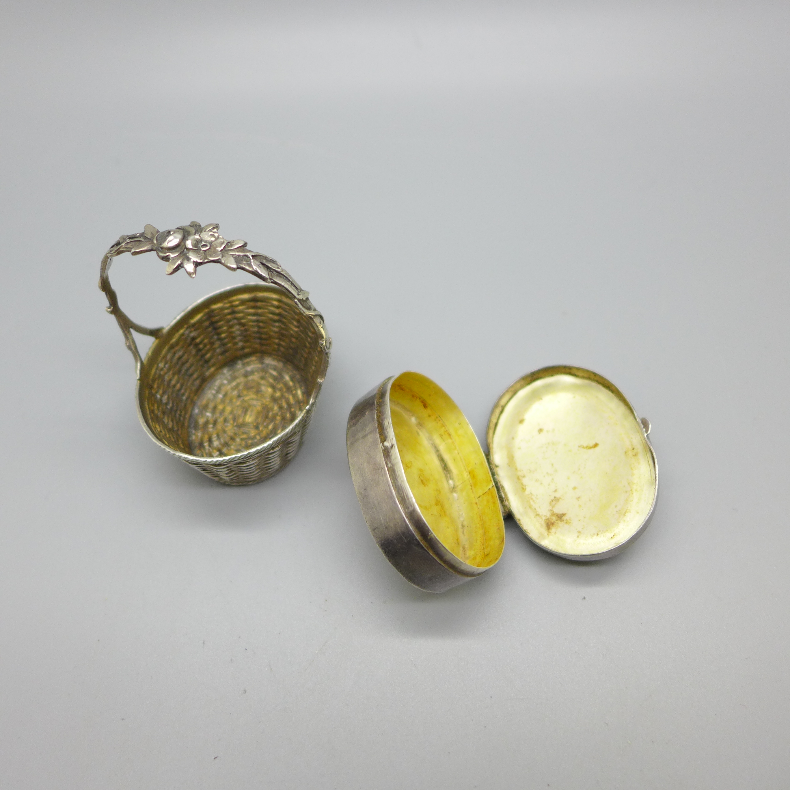 A 925 silver pill box, a/f dented, and a continental 800 silver basket, 41g - Image 4 of 4