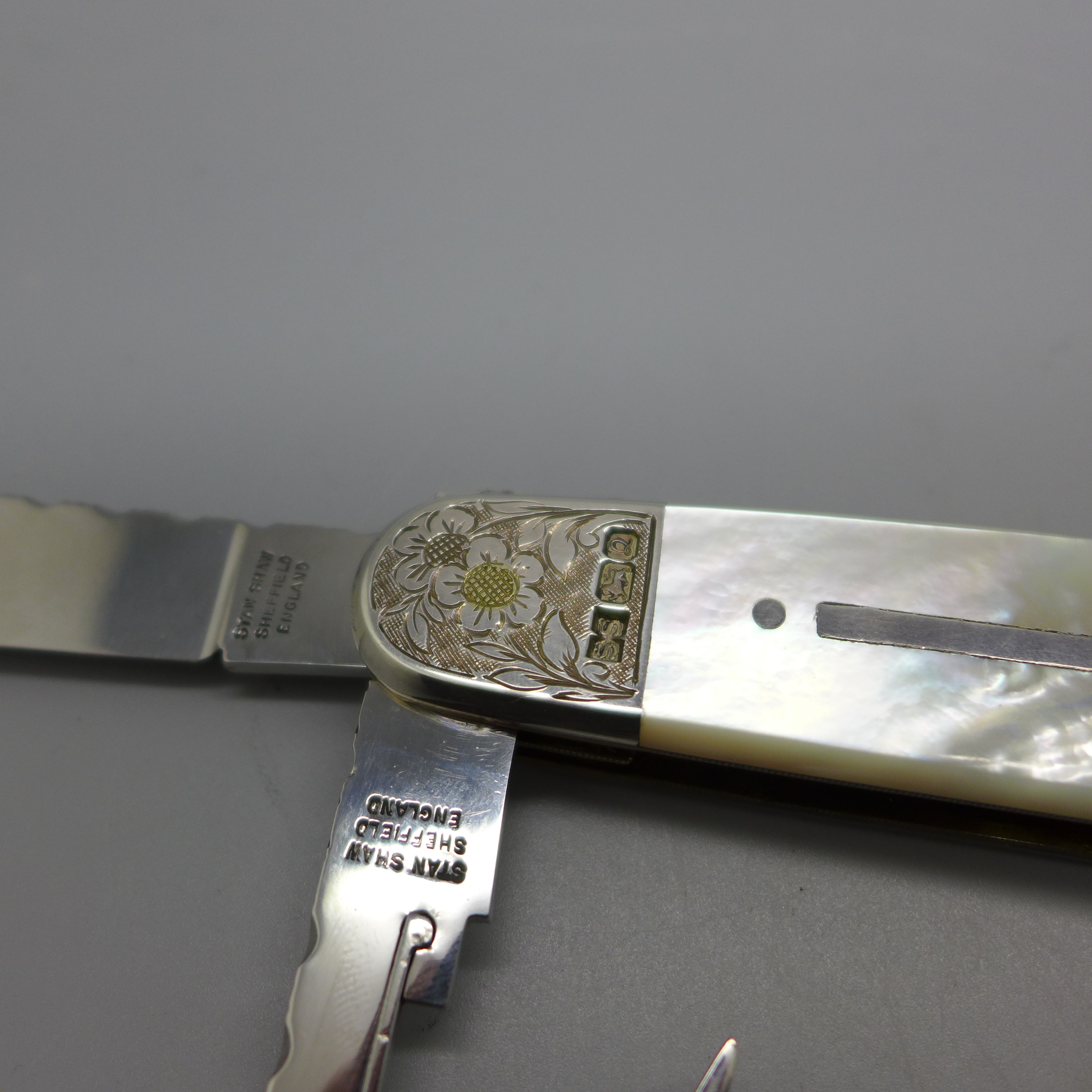 A Stan Shaw ceremonial silver mounted and mother of pearl 7" pocket knife, Sheffield 1990 - Image 3 of 12