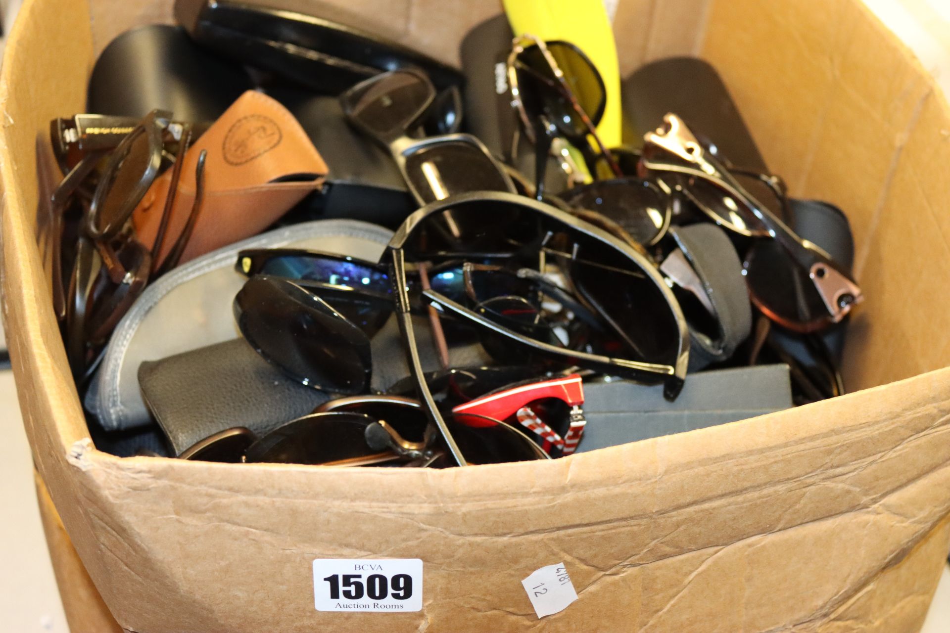 A quantity of unbranded sunglasses.