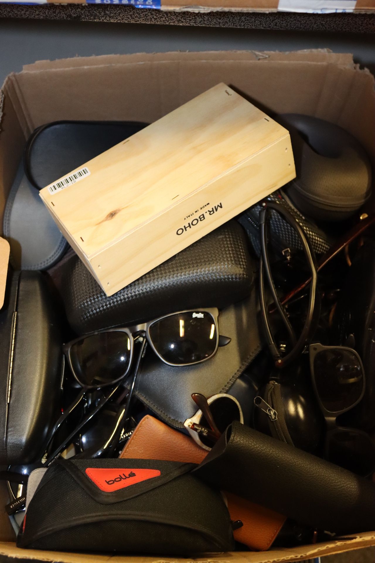 A quantity of unbranded sunglasses.