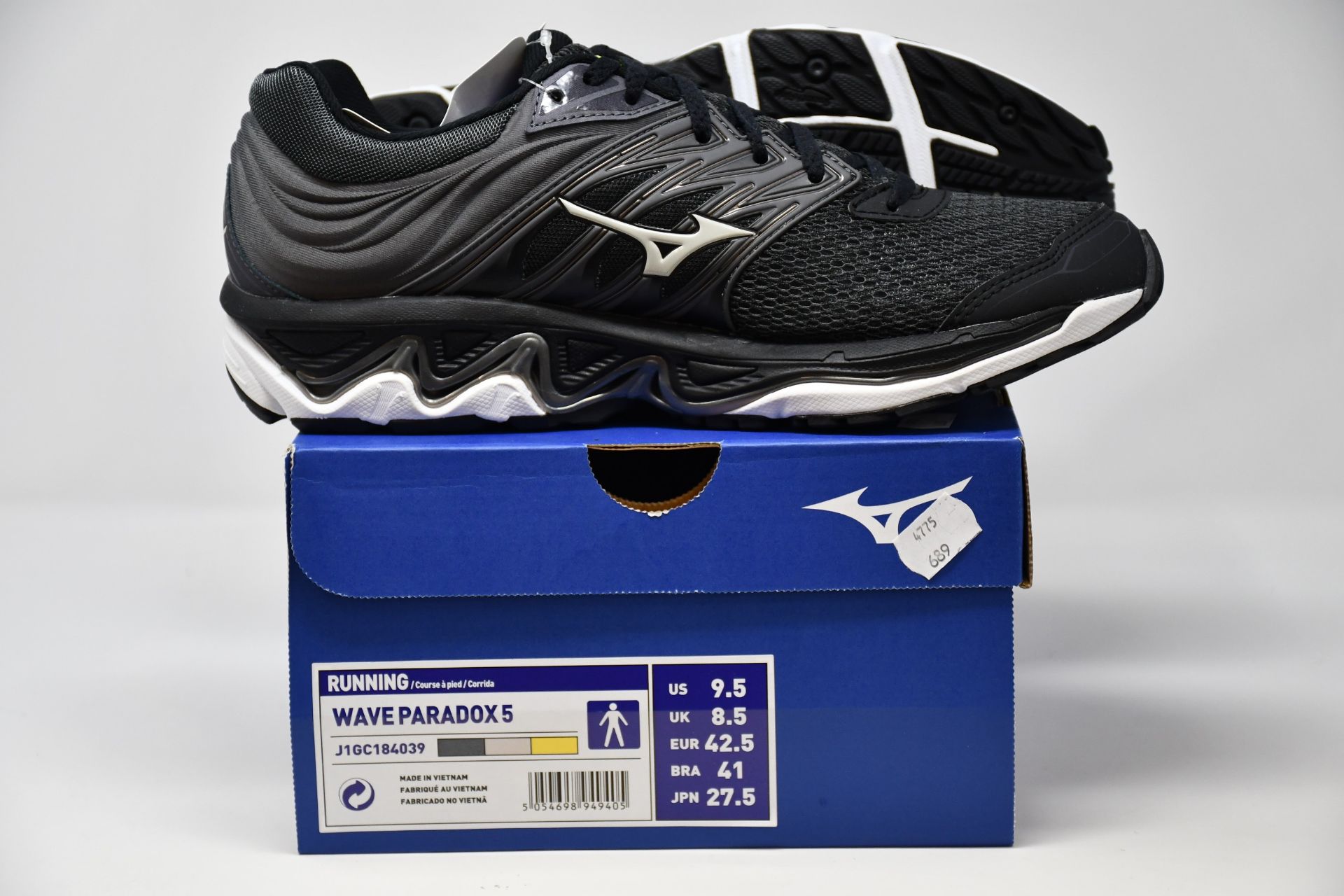 A pair of men's as new Mizuno Wave Paradox 5 running trainers (UK 8.5).