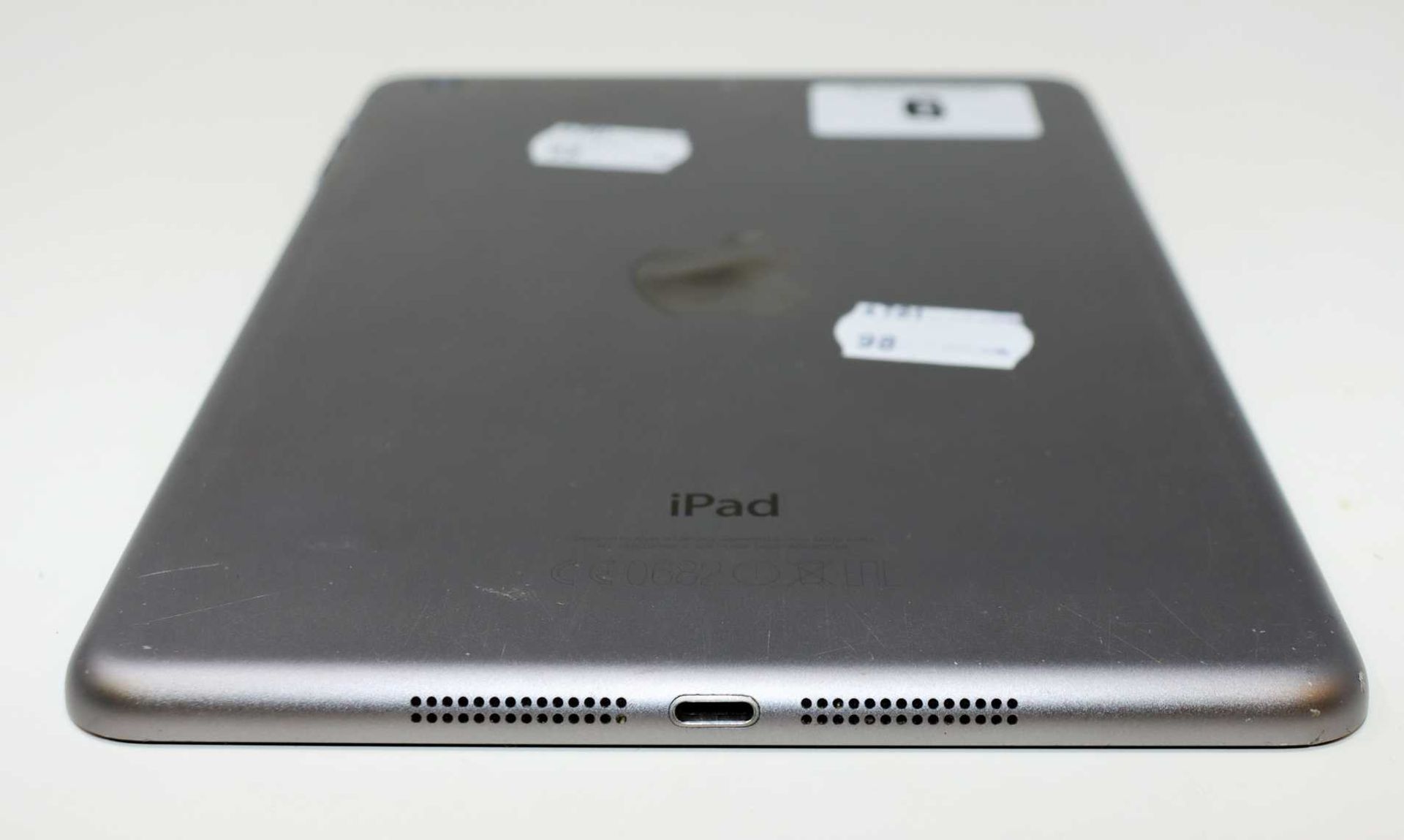 A pre-owned Apple iPad mini 2 (Retina/2nd Gen, Wi-Fi Only) A1489 32GB in Space Grey (iCloud - Image 8 of 10