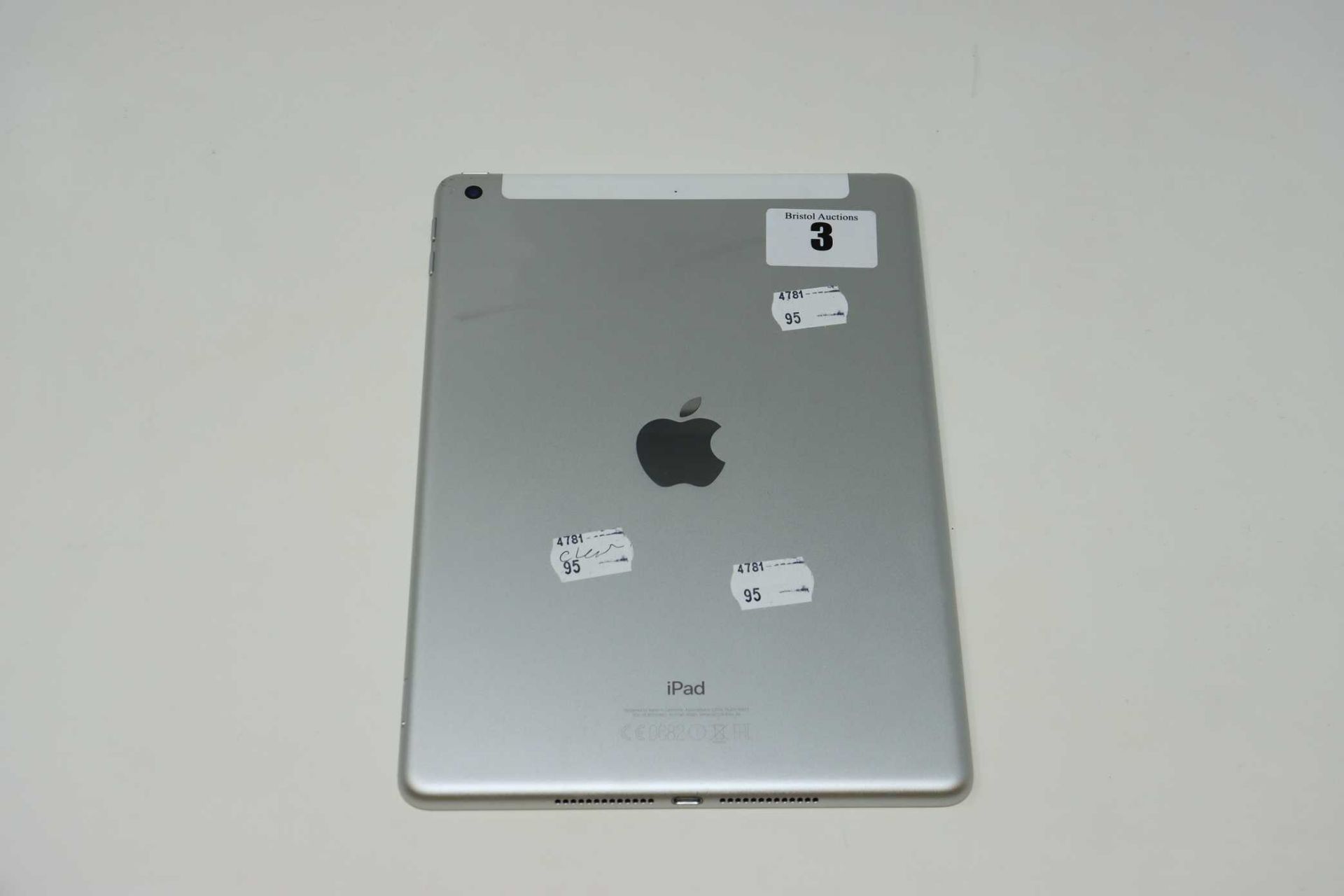 A pre-owned Apple iPad 9.7" 5th Gen (Wi-Fi/Cellular) A1823 128GB in Silver (iCloud activation clear. - Image 7 of 8