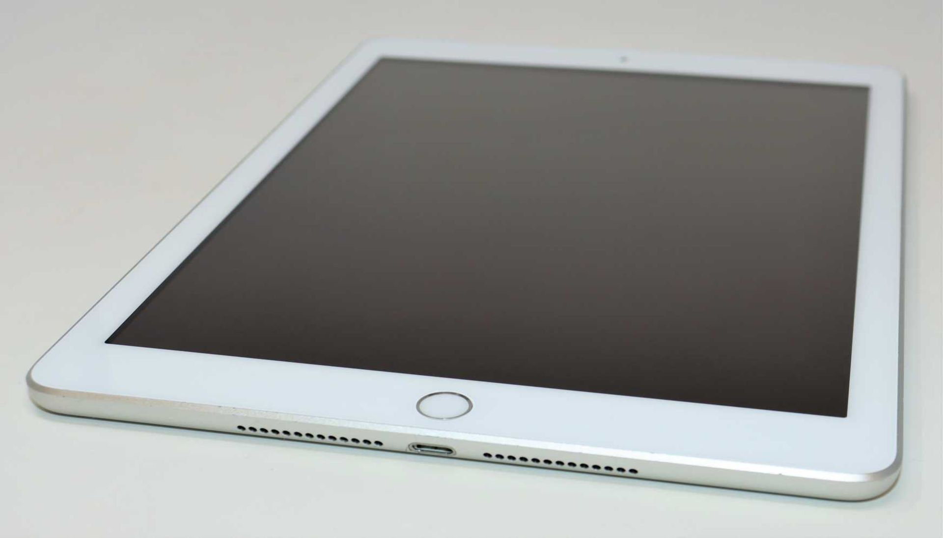 A pre-owned Apple iPad 9.7" 5th Gen (Wi-Fi/Cellular) A1823 128GB in Silver (iCloud activation clear. - Image 4 of 8