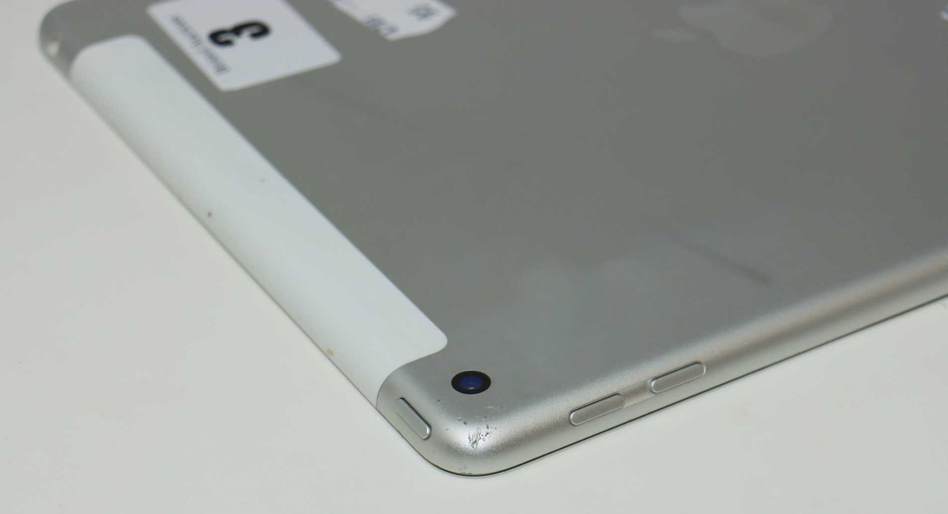 A pre-owned Apple iPad 9.7" 5th Gen (Wi-Fi/Cellular) A1823 128GB in Silver (iCloud activation clear. - Image 8 of 8