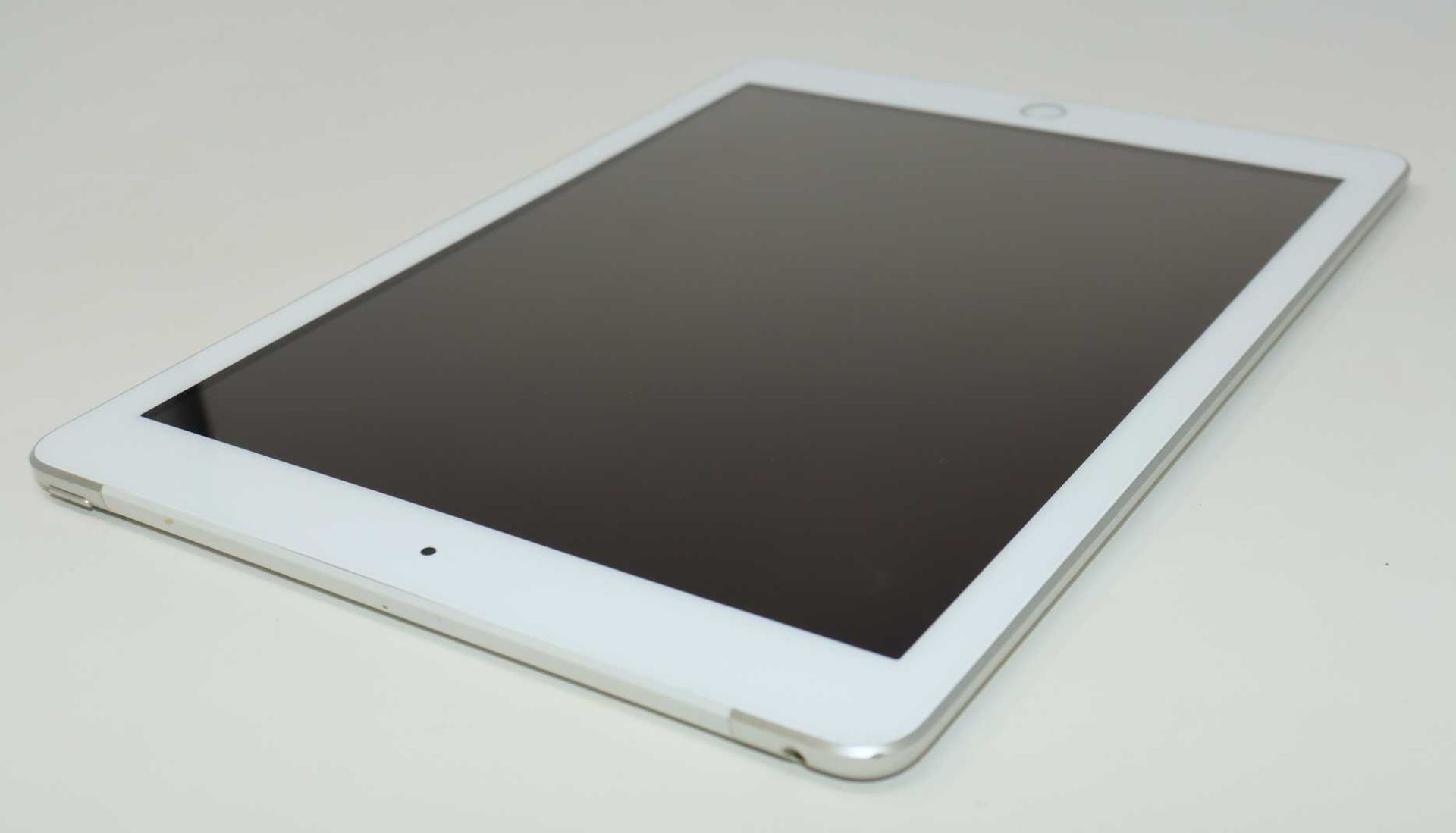 A pre-owned Apple iPad 9.7" 5th Gen (Wi-Fi/Cellular) A1823 128GB in Silver (iCloud activation clear. - Image 6 of 8