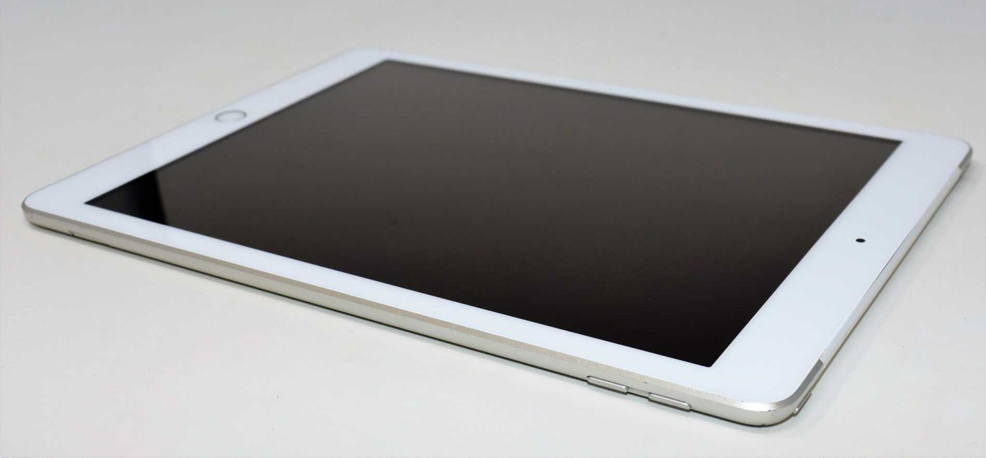 A pre-owned Apple iPad 9.7" 5th Gen (Wi-Fi/Cellular) A1823 128GB in Silver (iCloud activation clear. - Image 5 of 8