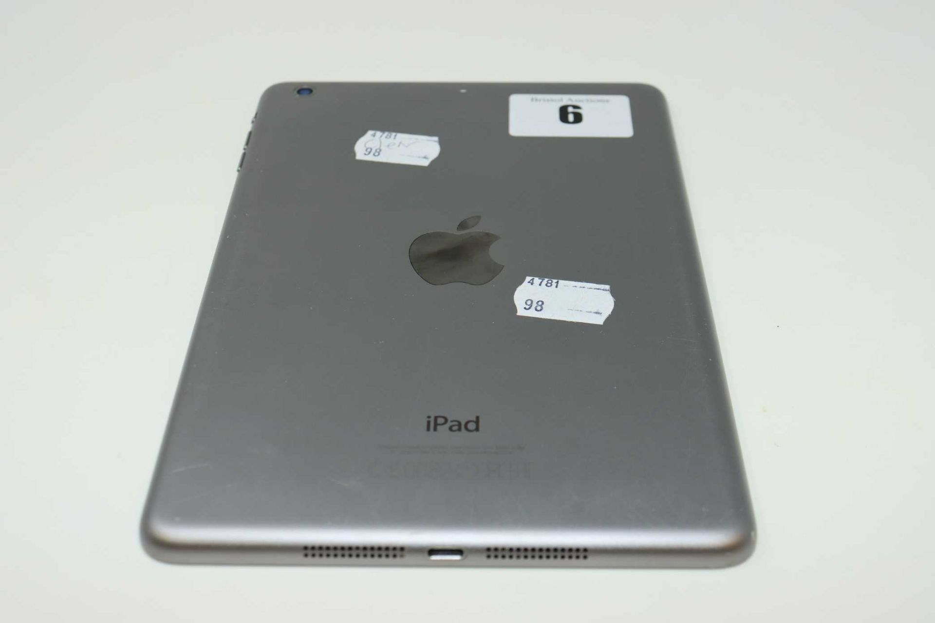 A pre-owned Apple iPad mini 2 (Retina/2nd Gen, Wi-Fi Only) A1489 32GB in Space Grey (iCloud - Image 9 of 10