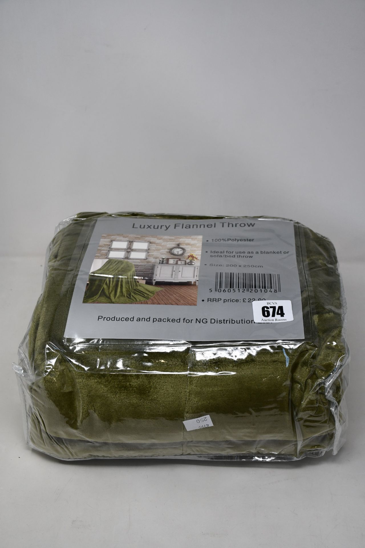 Ten boxed as new luxury flannel throw in green (Size: 200x250cm).