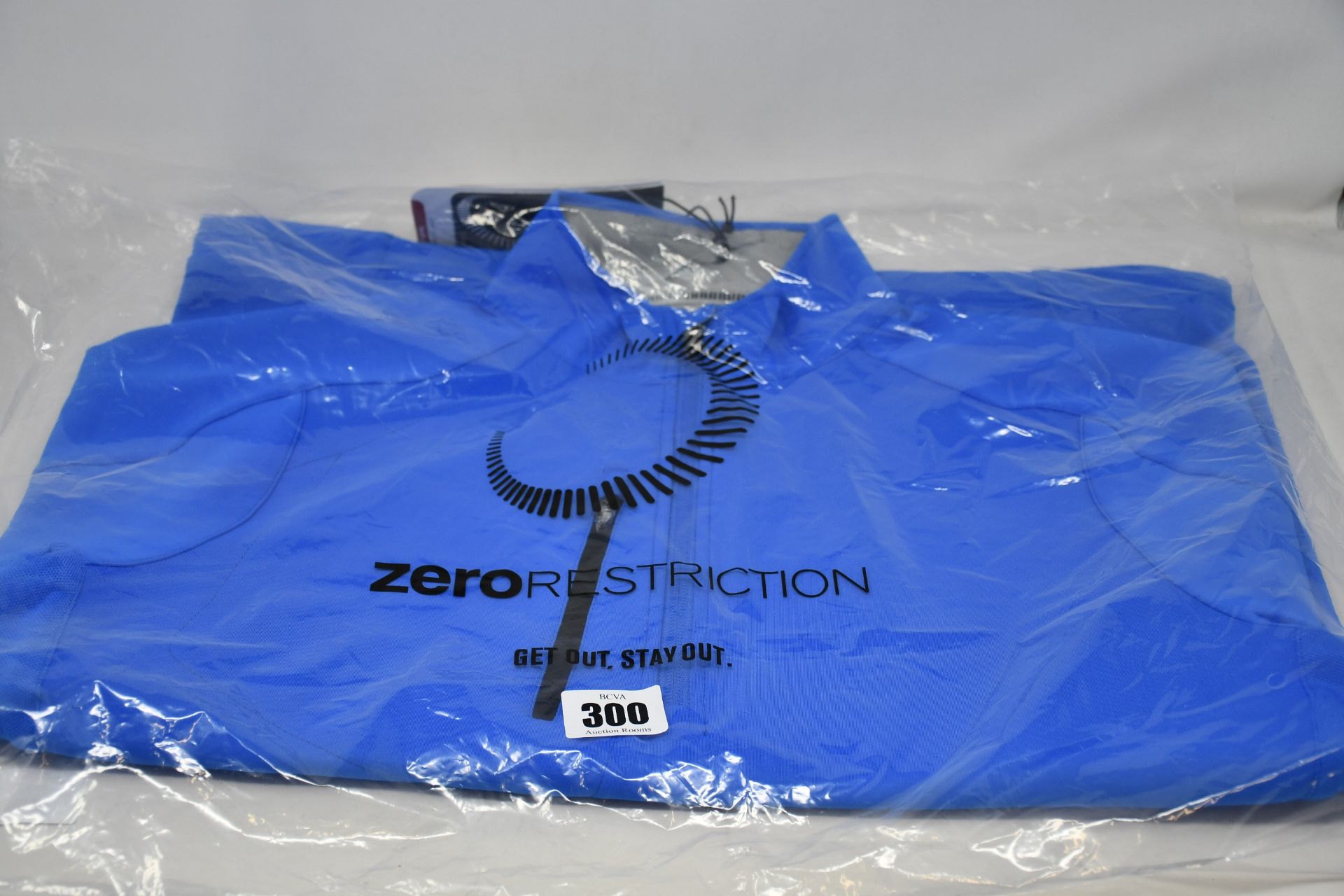 An as new Zero Restriction Z500 quarter zip golf top (M).