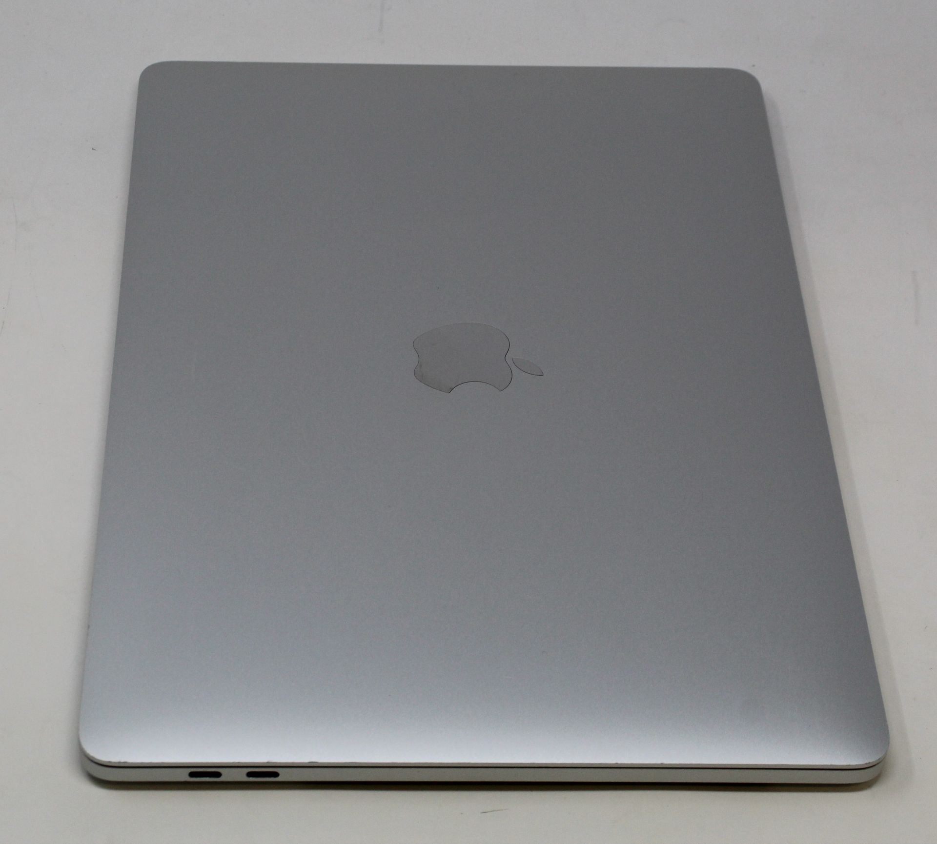 A pre-owned MacBook Pro (13-inch, 2016, Four Thunderbolt 3 Ports) A1706 in Silver with Intel Core i5 - Image 3 of 7