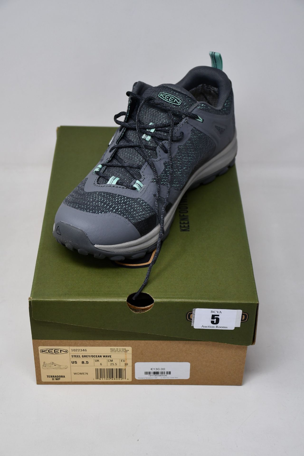 A pair of women's as new Keen Terradora II walking boots (UK 6).