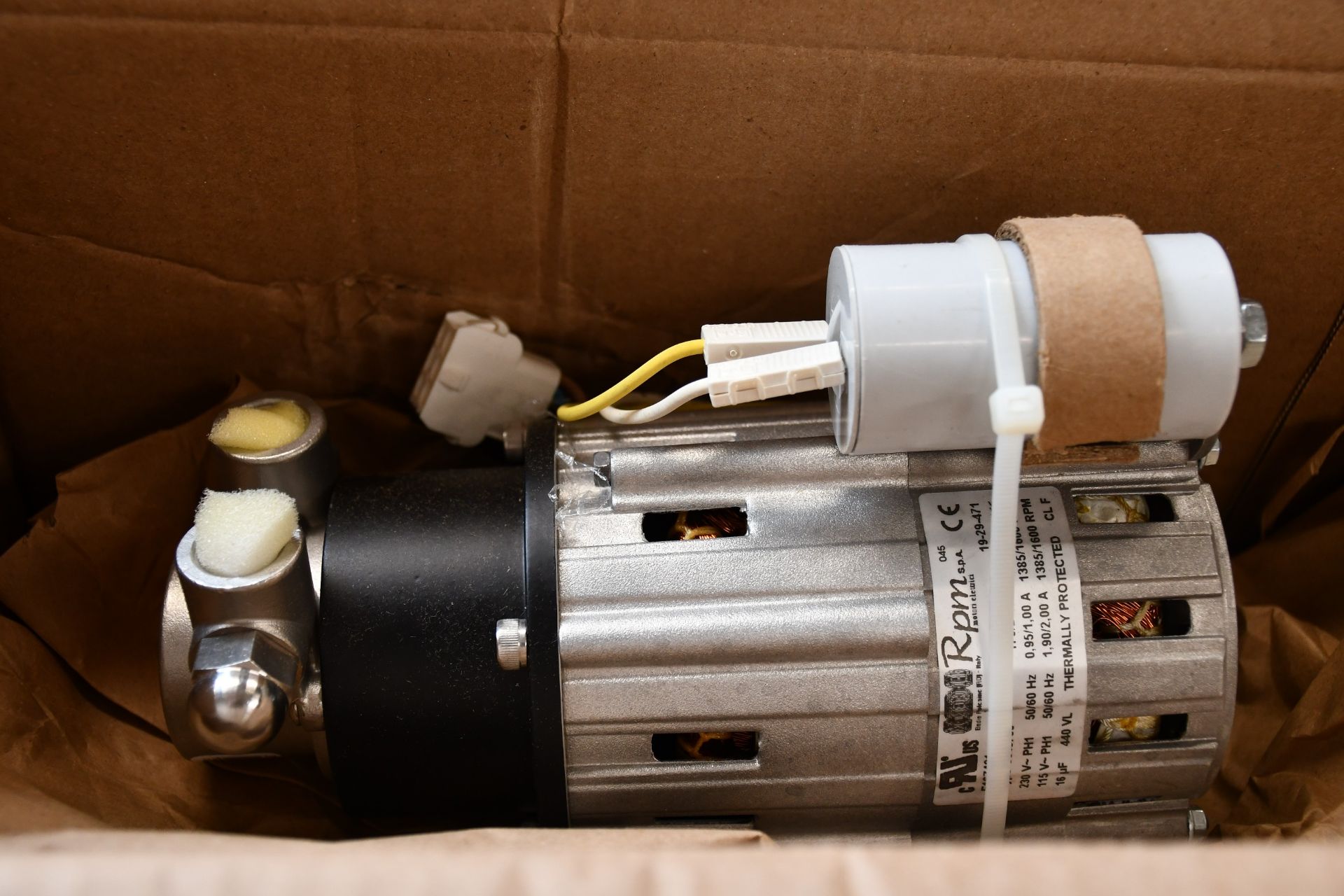 A boxed as new Wellbilt 020003095 motor and pump assembly (115/230V, 50/60Hz).