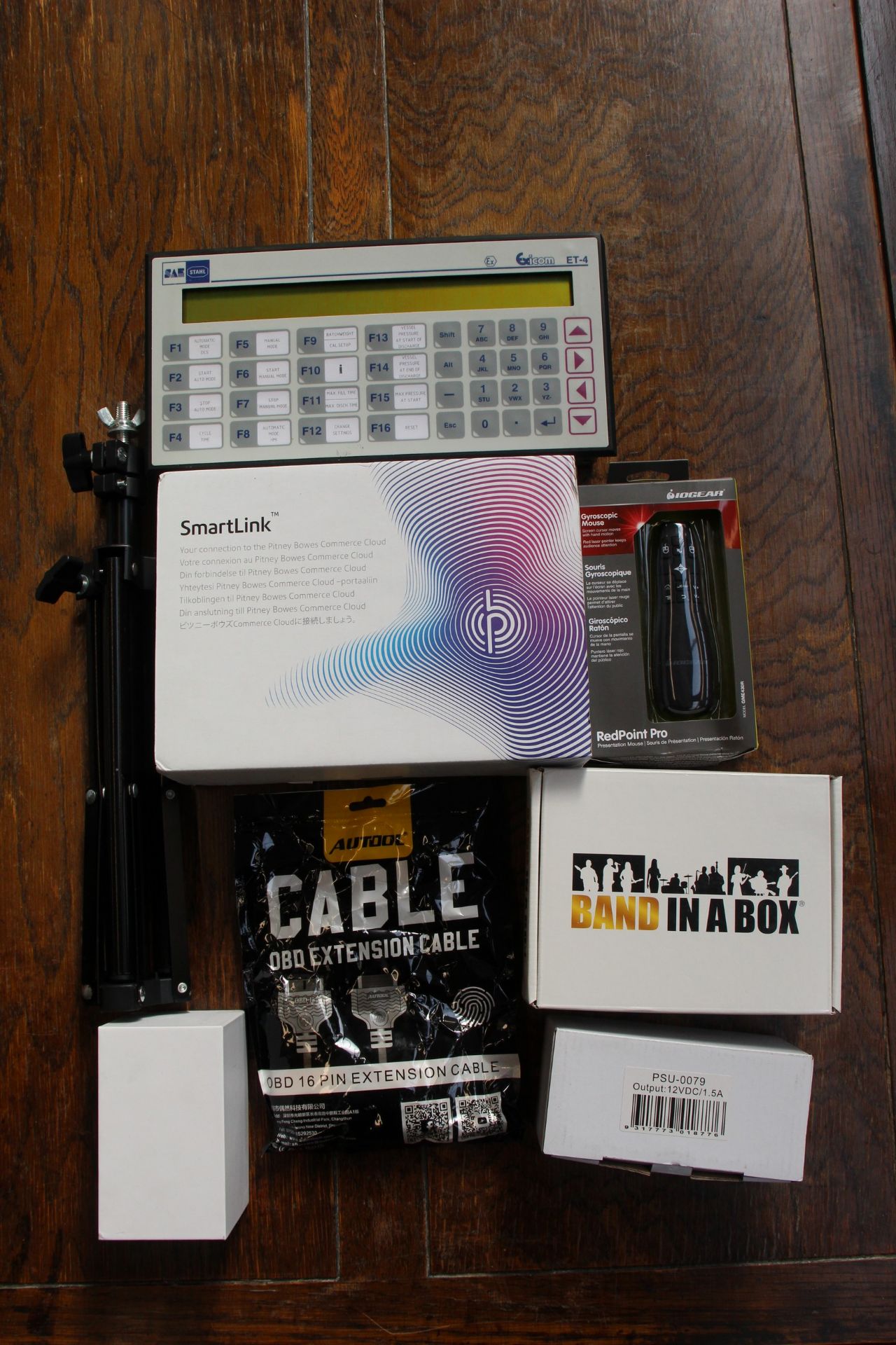 COLLECTION ONLY: A box of assorted new and pre-owned small electrical items and accessories. - Image 3 of 5