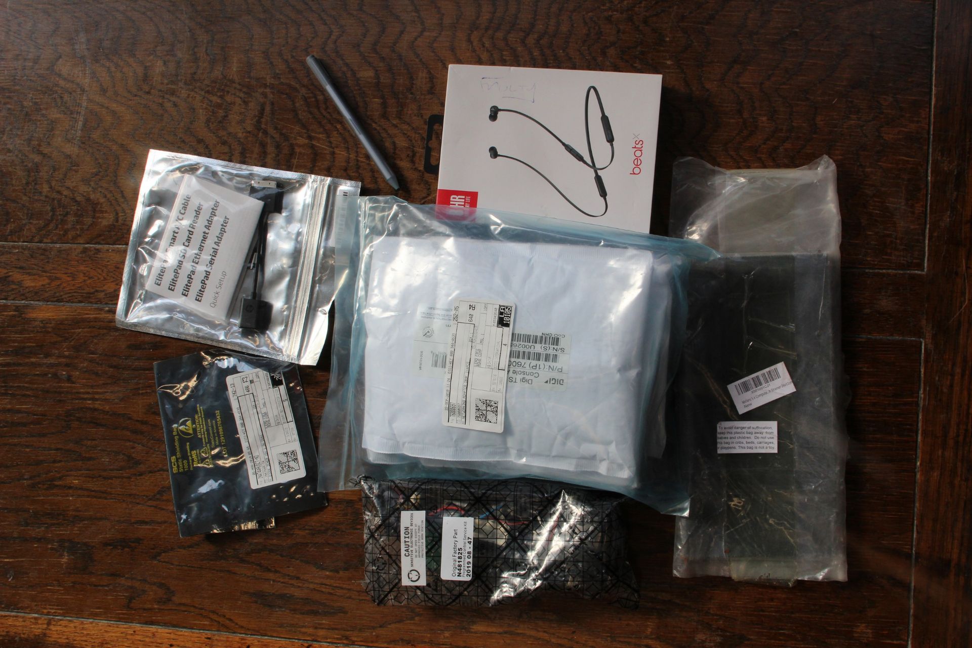 COLLECTION ONLY: A box of assorted new and pre-owned small electrical items and accessories. - Image 5 of 5