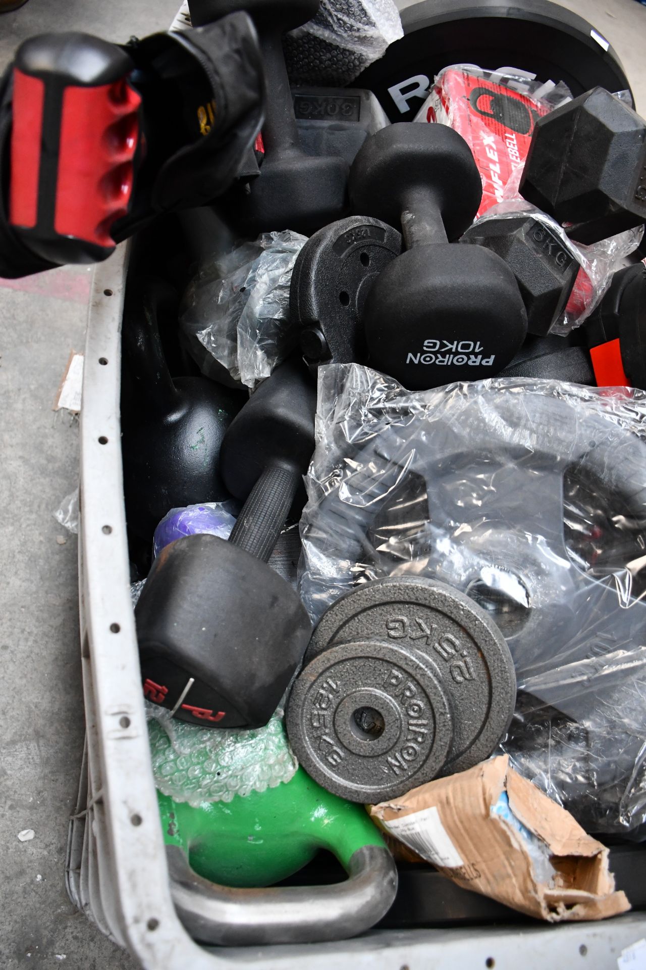 A quantity of miscellaneous gym weights to include dumbbells and kettlebells. - Image 3 of 3