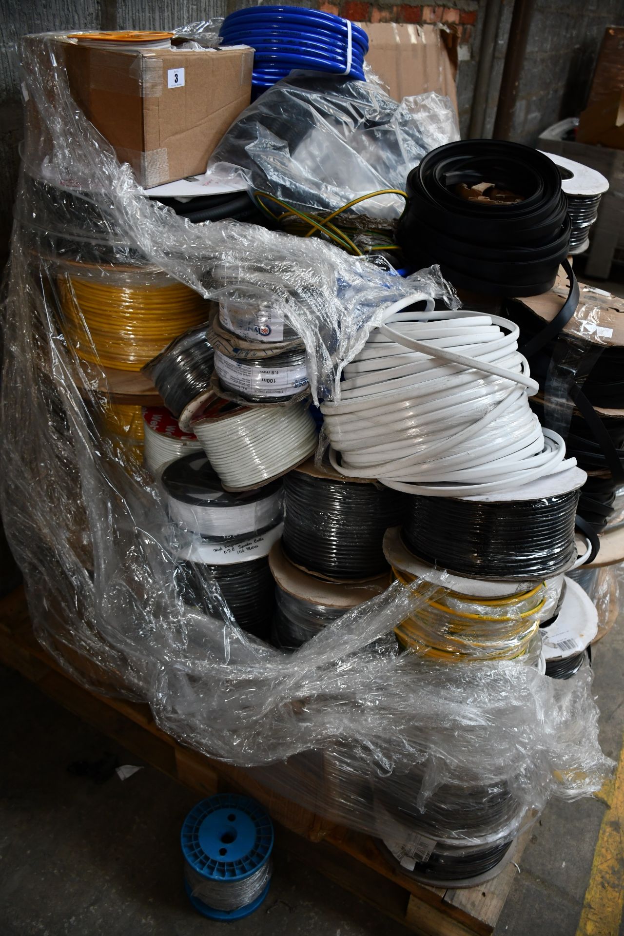 A pallet of miscellaneous wire/cabling. - Image 2 of 3