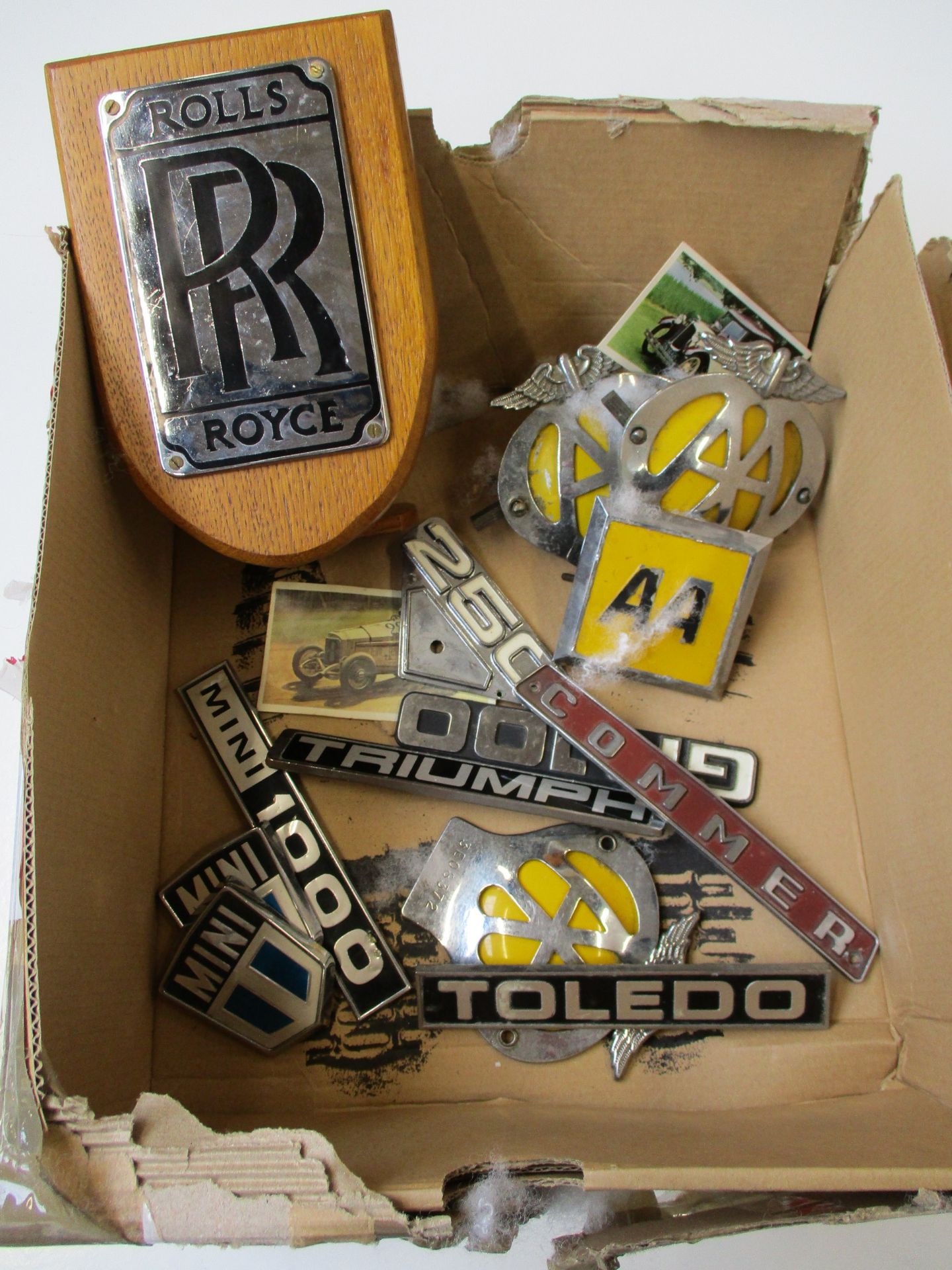 A quantity of vintage car badges and related to include Rolls Royce, Triumph, Commer and AA (