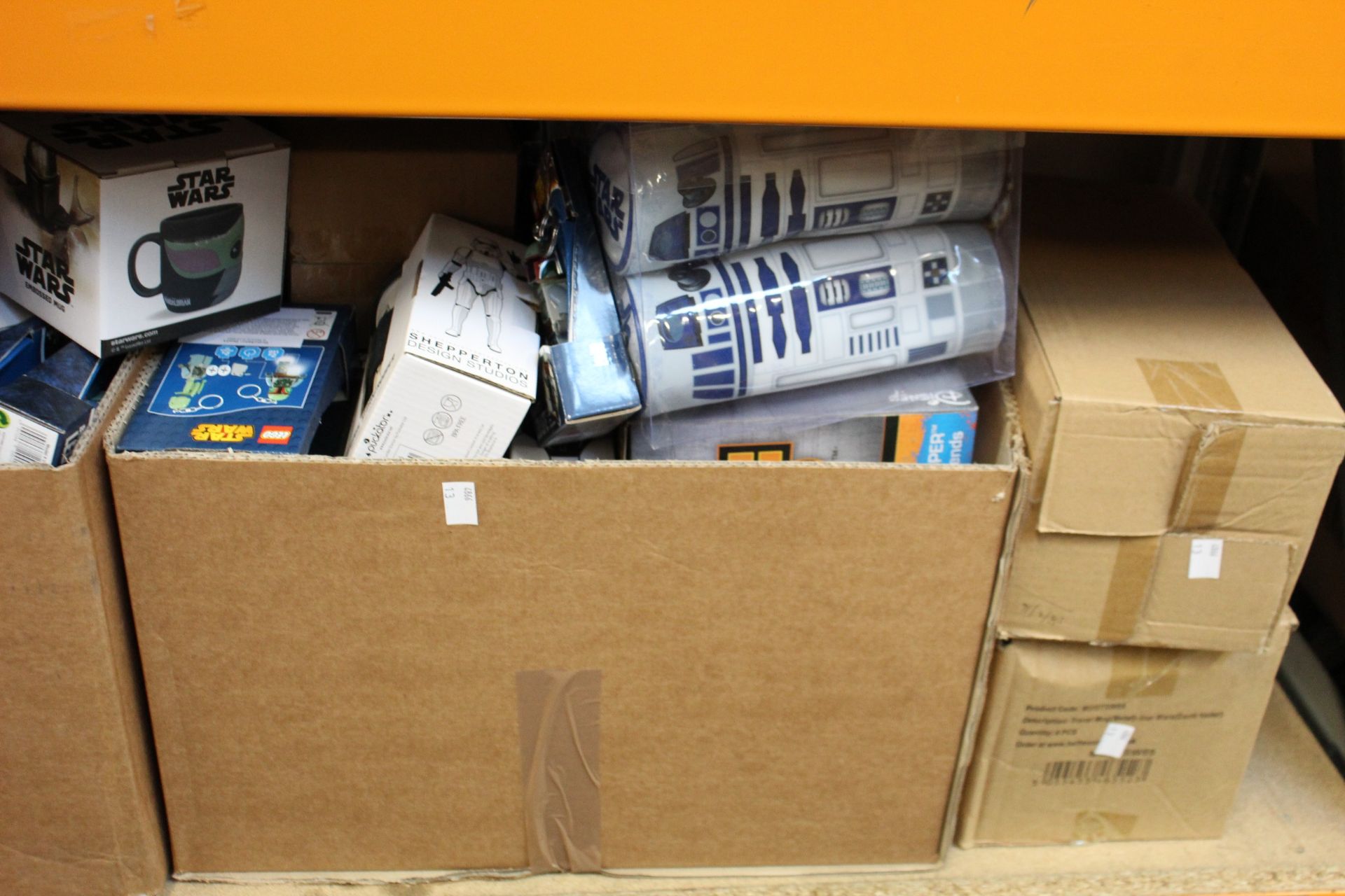 A quantity of merchandise from Star Wars to include mugs, bags, bookends and pencil cases. - Image 2 of 5
