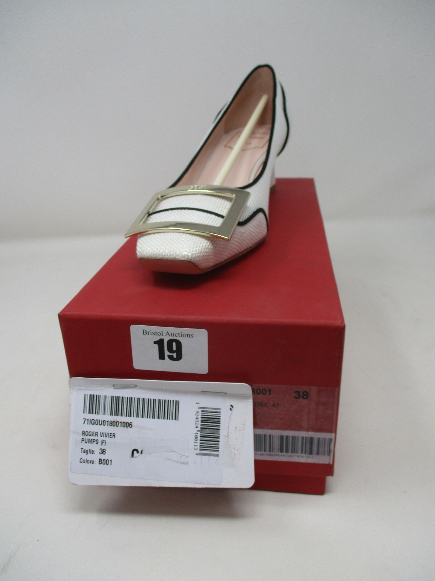 A pair of as new Roger Vivier pumps (EU 38).