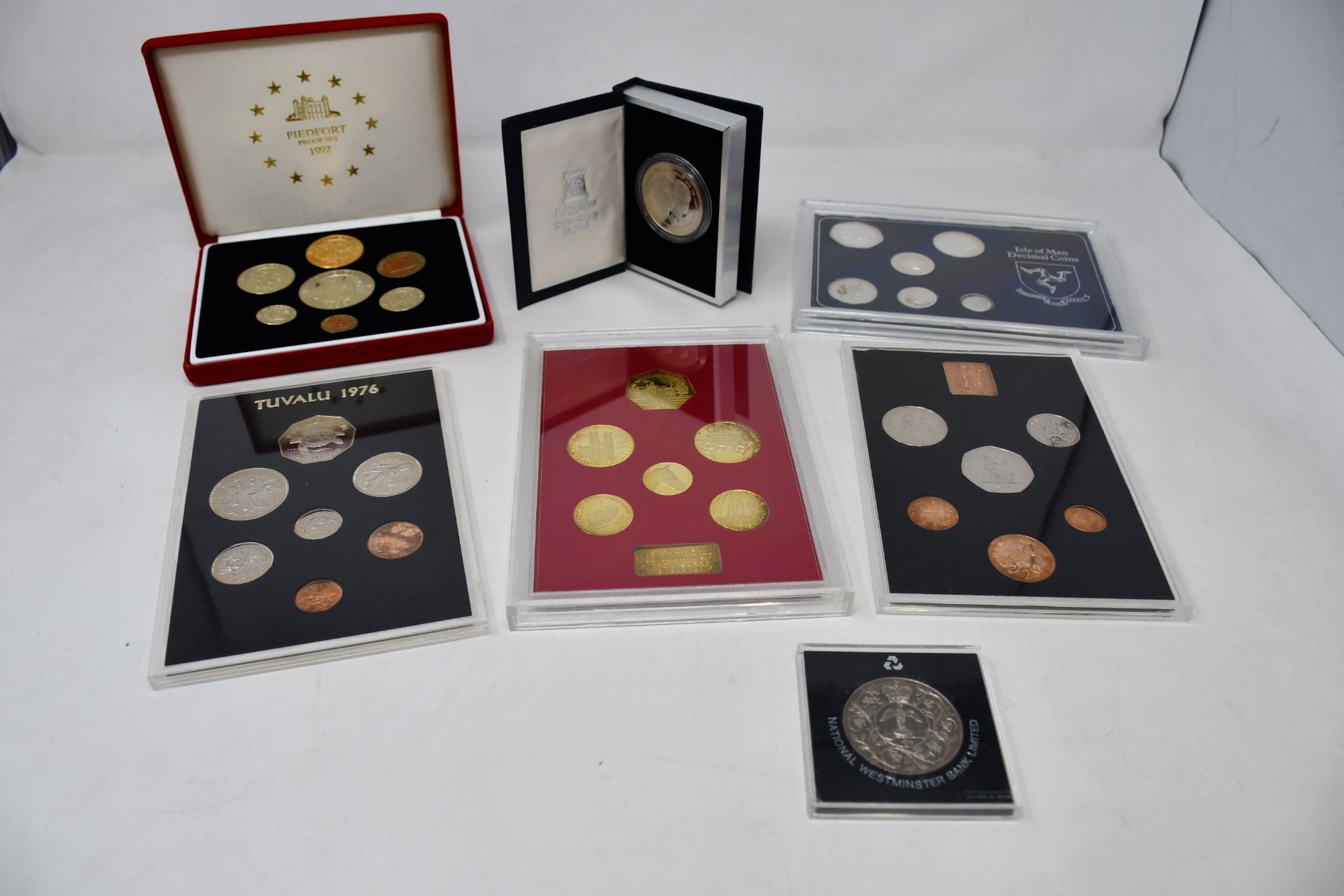 A box of coins to include large quantity of commemoration coins and year sets, some proof mostly - Image 2 of 3